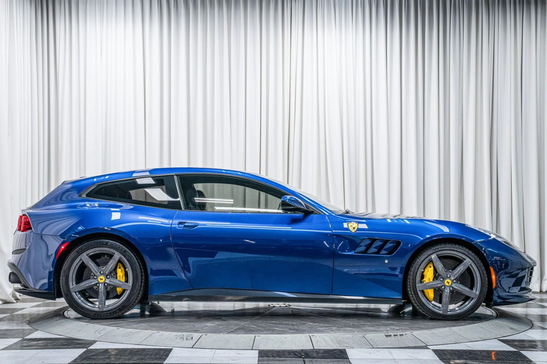 mph046_2661249600_Used_2019_Ferrari_GTC_4_Lusso_V12_1762203391_42a511acad