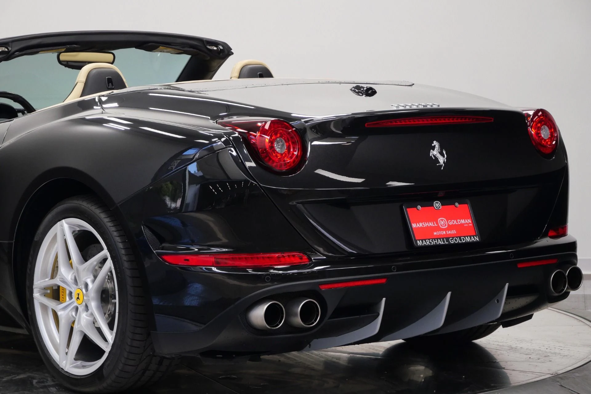 mph046_2726609489_Used_2015_Ferrari_California_T_Diamond_Quilted_Seats_Carbon_Fiber_Driving_Zone_1780071099_01c6748e0e