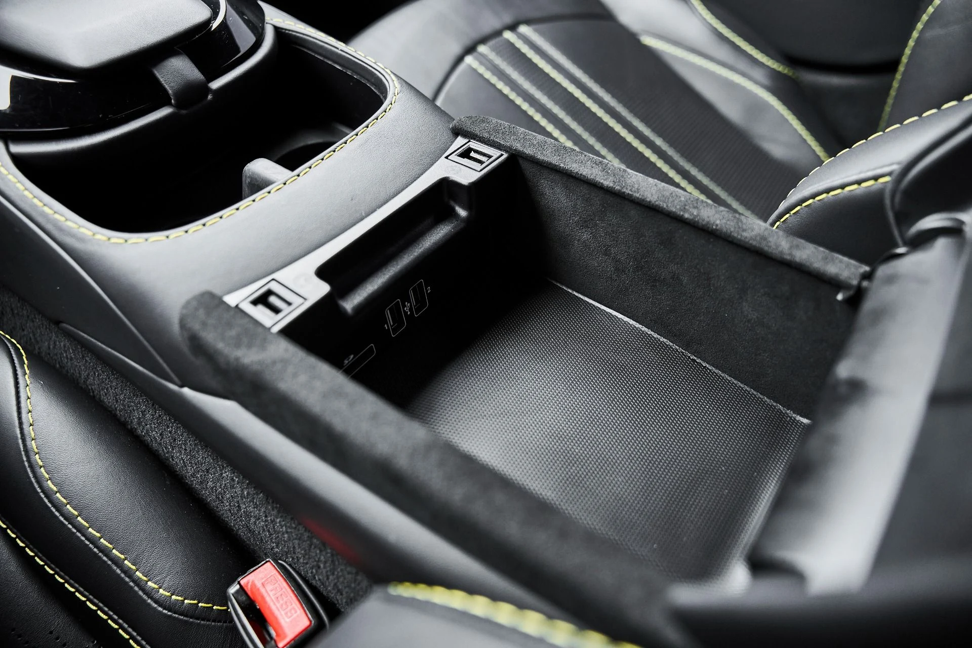 mph046_2736861865_Used_2023_Aston_Martin_Vantage_1775333367_56ac049368