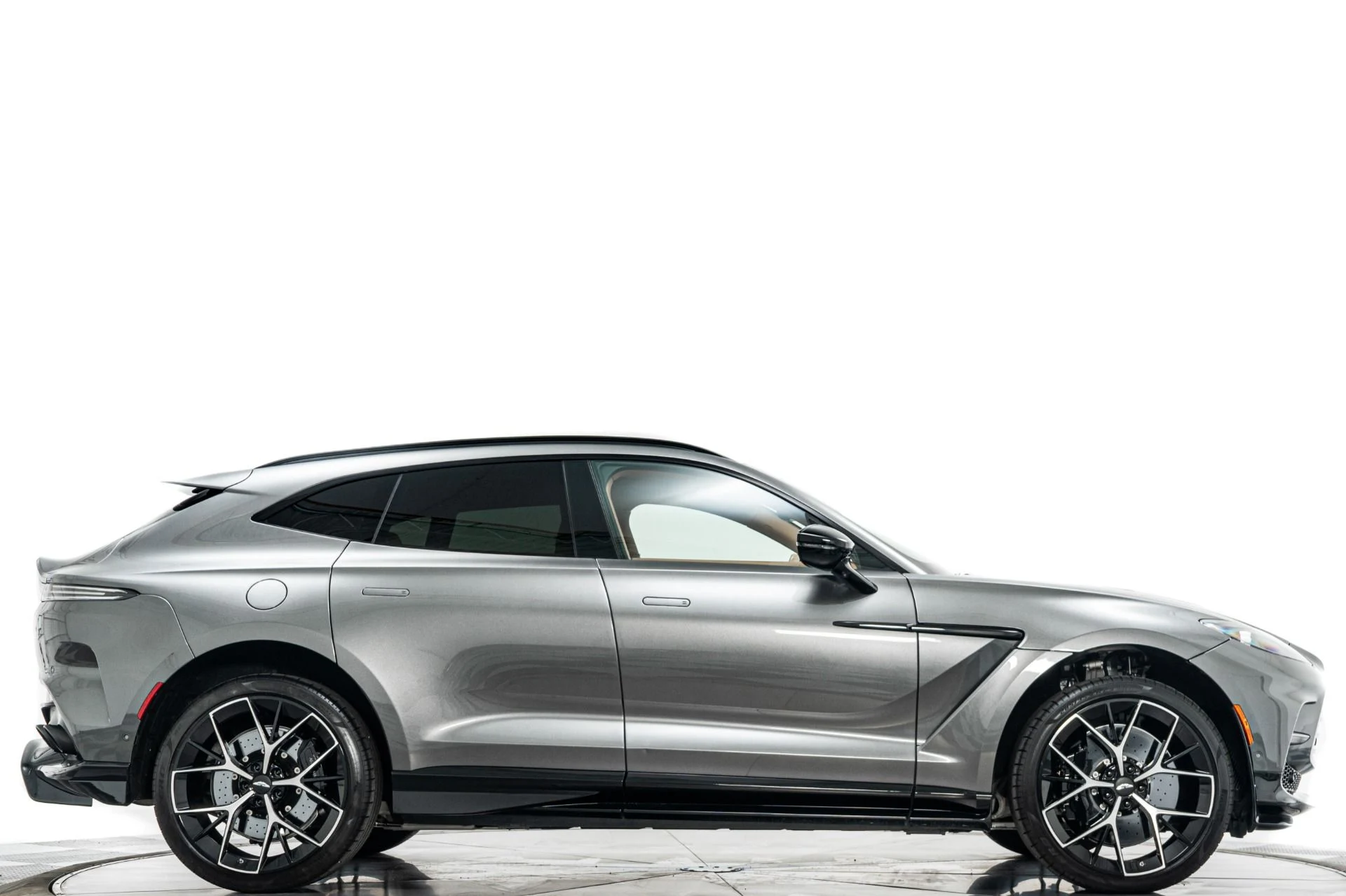 mph046_2762963720_Used_2025_Aston_Martin_DBX_707_1780349470_953b9097ea