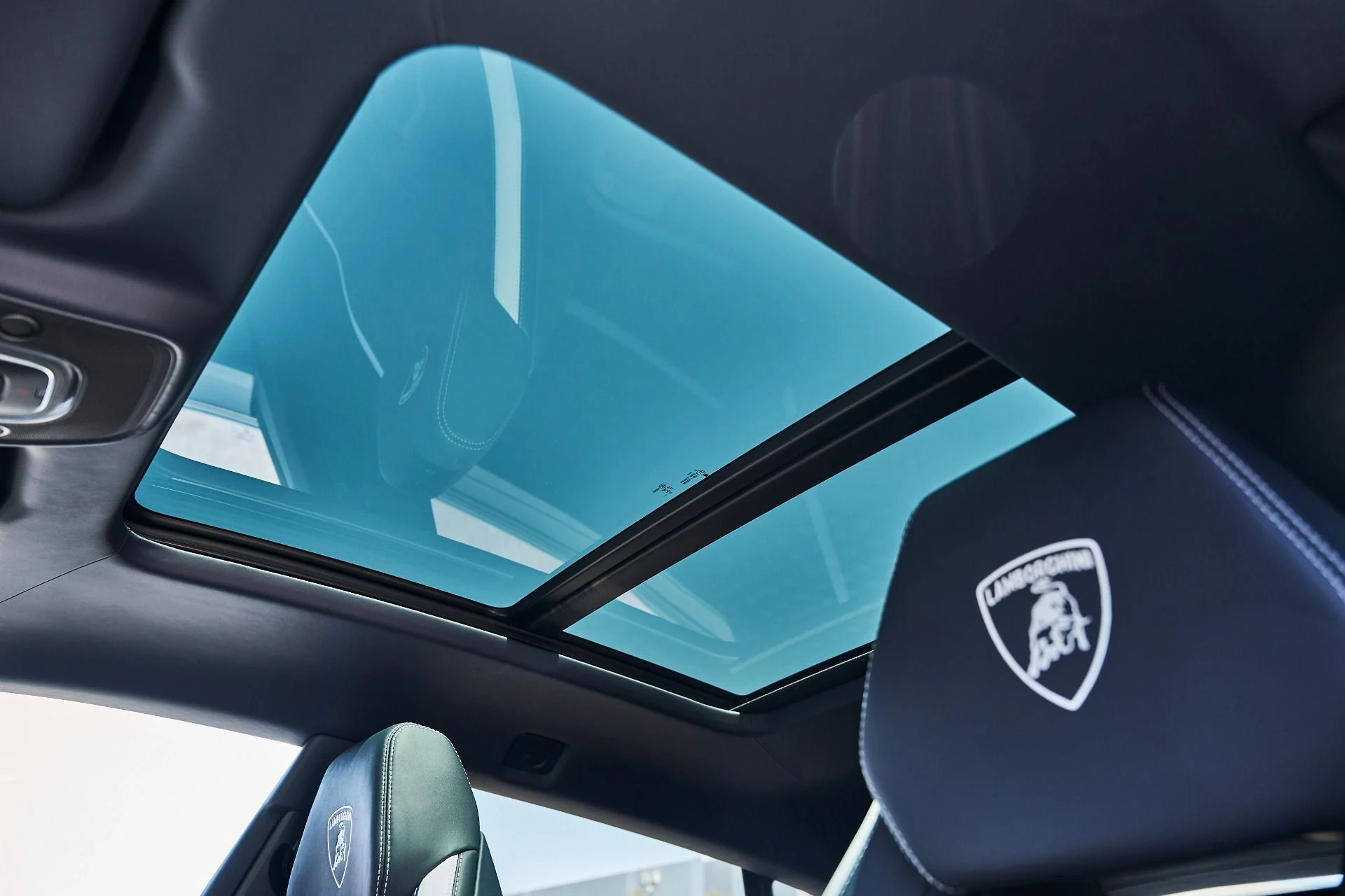 mph046_2788208302_Used_2025_Lamborghini_Urus_SE_1780417806_288b021758