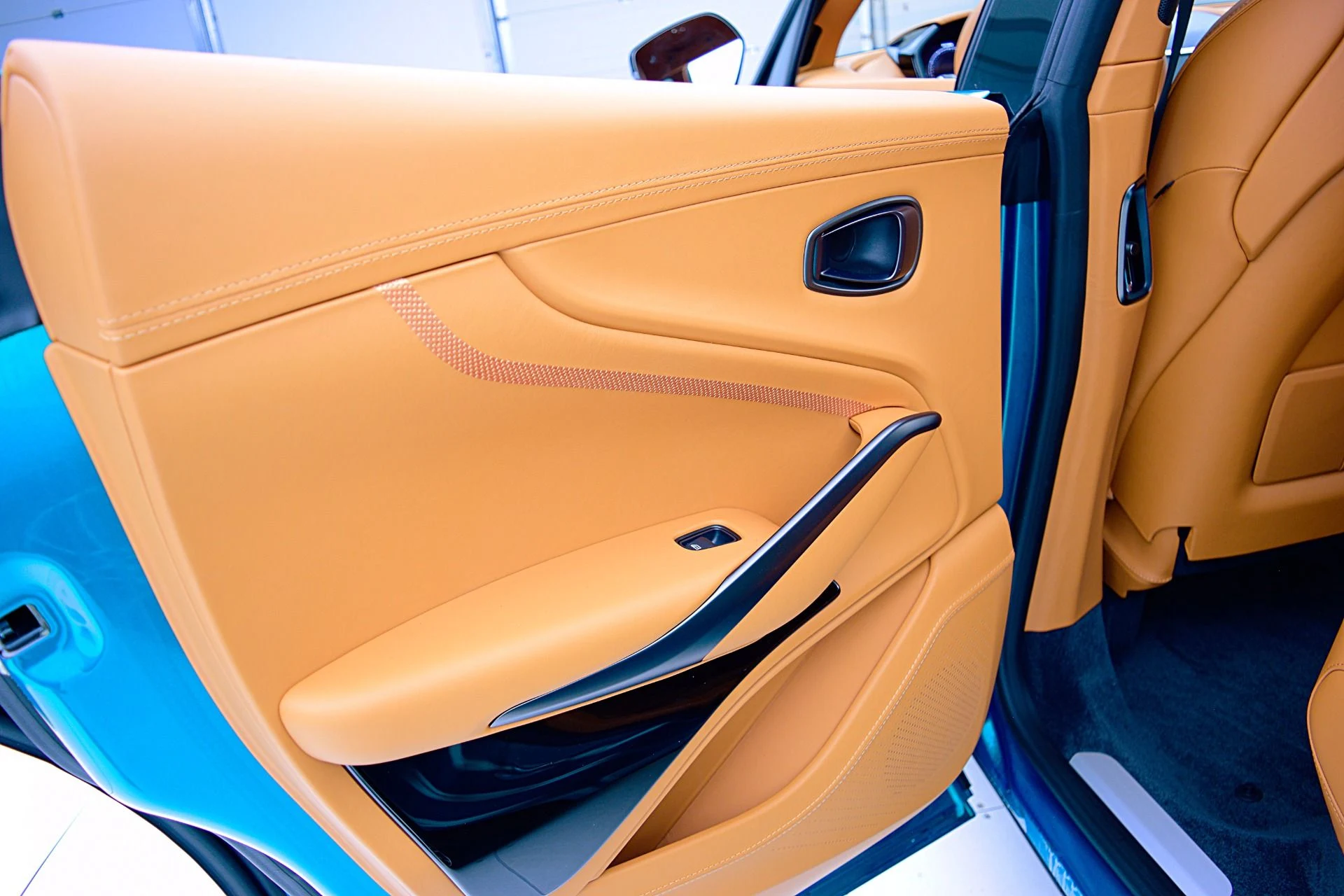 mph046_284327890_New_2025_Aston_Martin_DBX_707_1e9c9568c9