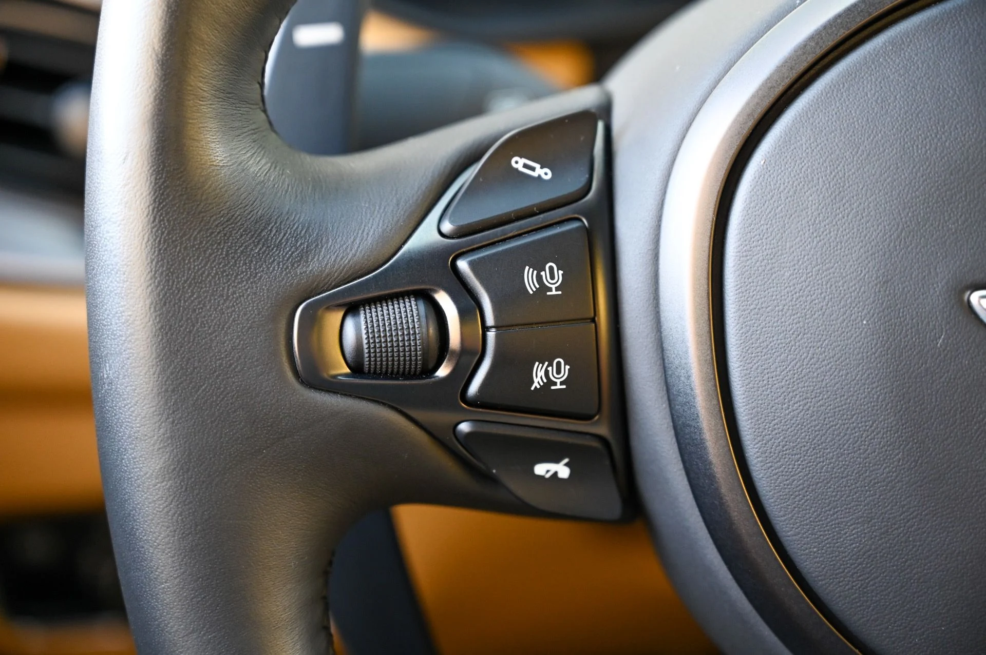 mph046_2863495519_Used_2020_Aston_Martin_DBS_Superleggera_1708981938_f4f8f042ff