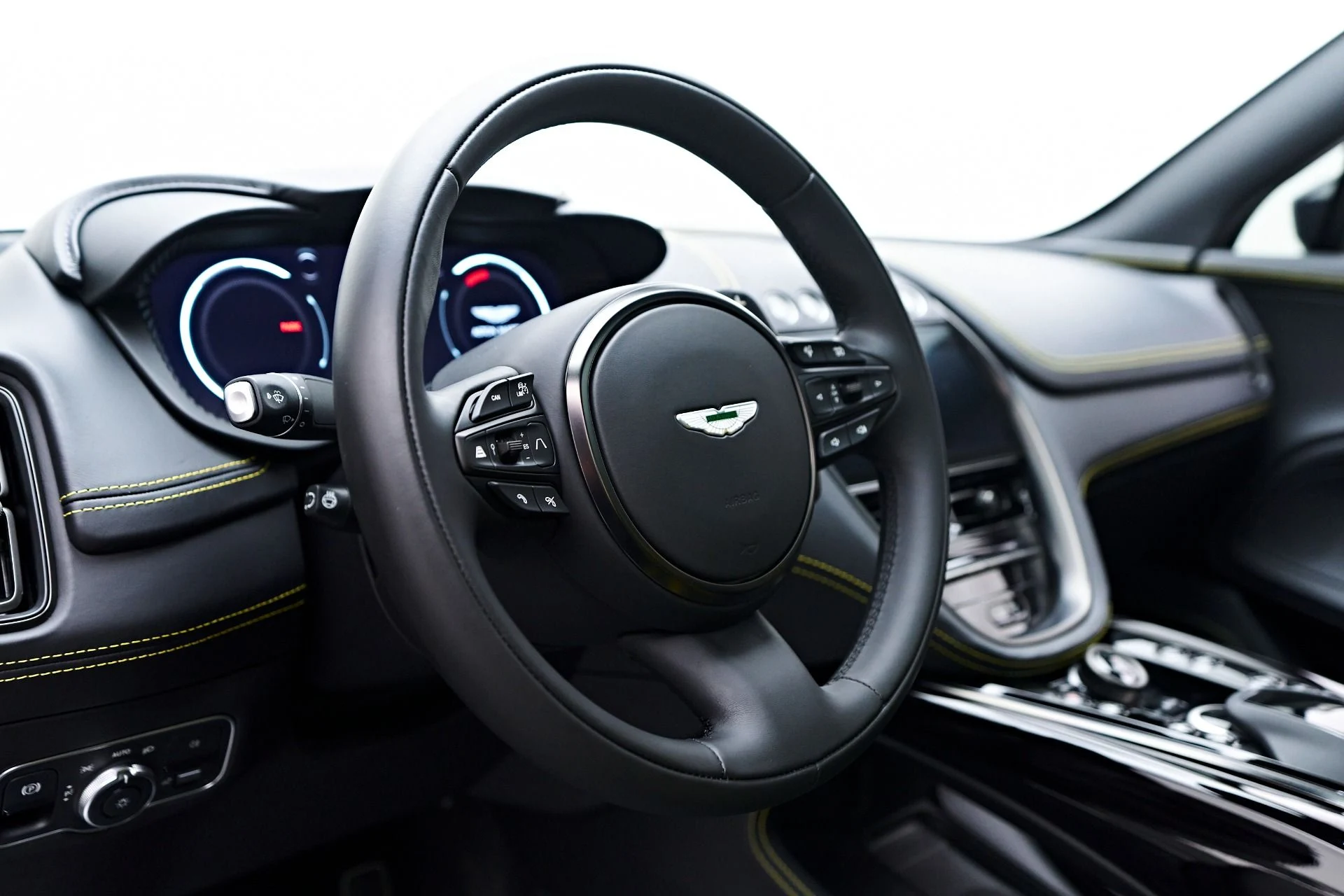 mph046_2896980358_Used_2024_Aston_Martin_DBX_707_1753235896_5b48f03b30