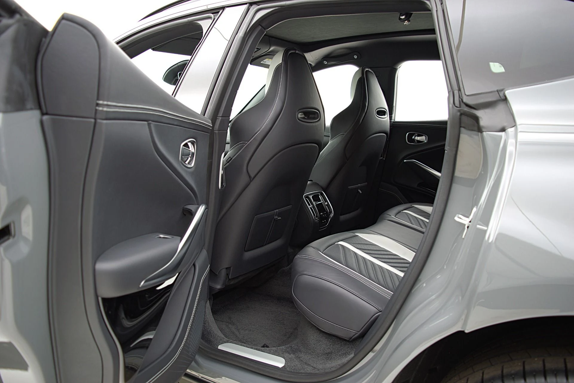 mph046_294033197_Used_2023_Aston_Martin_DBX_707_a535674bfb