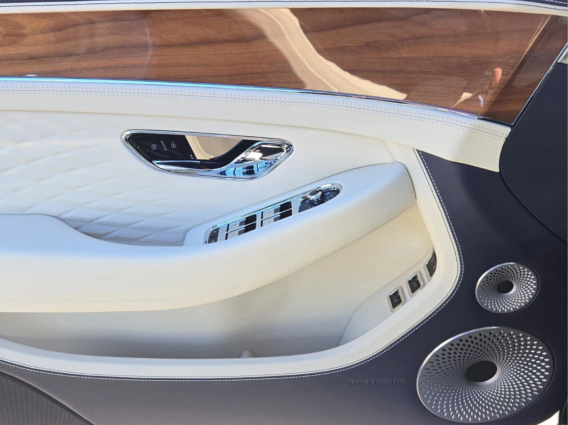 mph046_2945100532_045dfdb9107c90a7fd35aefe8585587dx_5c2d16037a