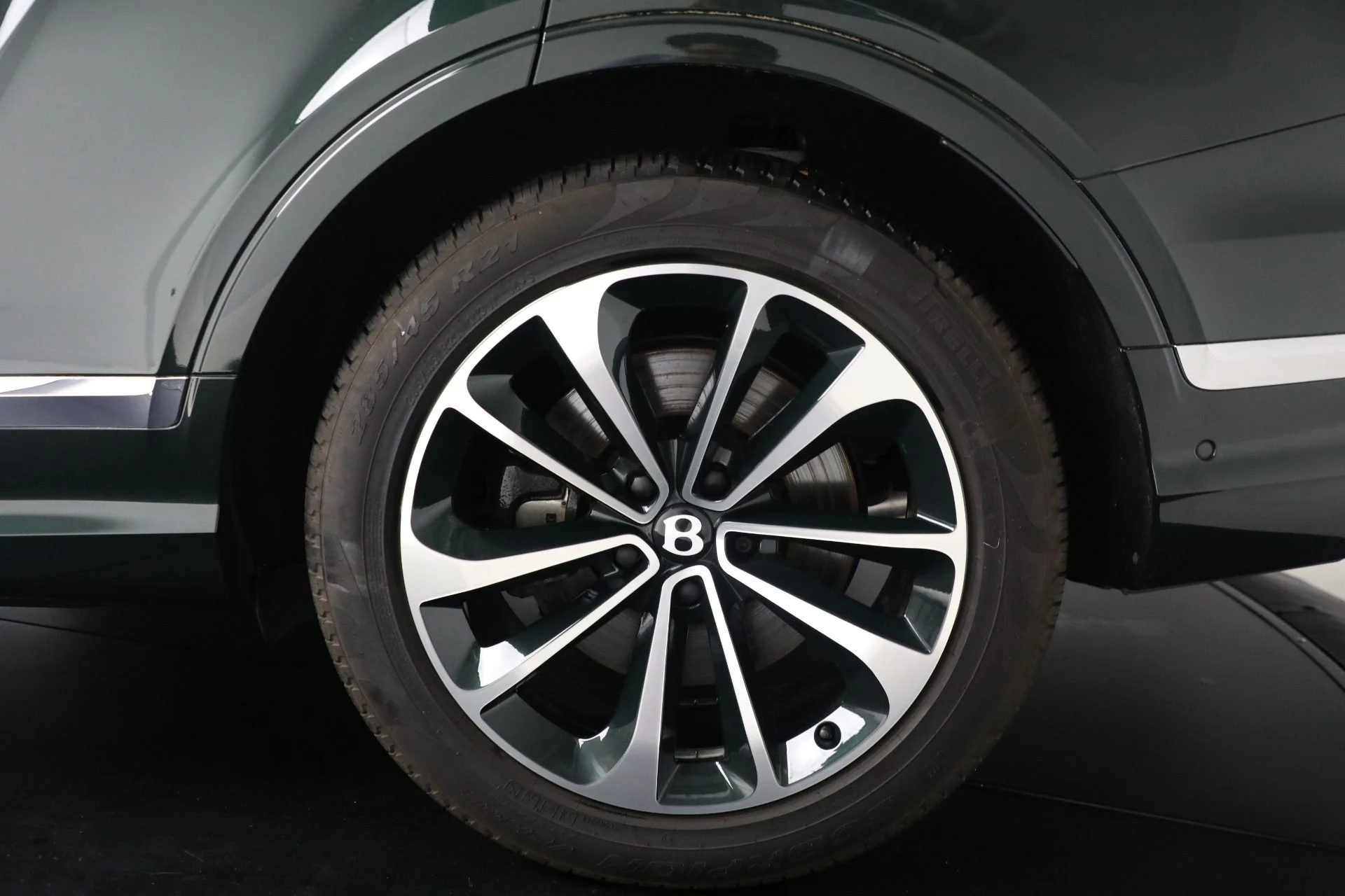 mph046_2947533243_New_2023_Bentley_Bentayga_V8_d620dbe568