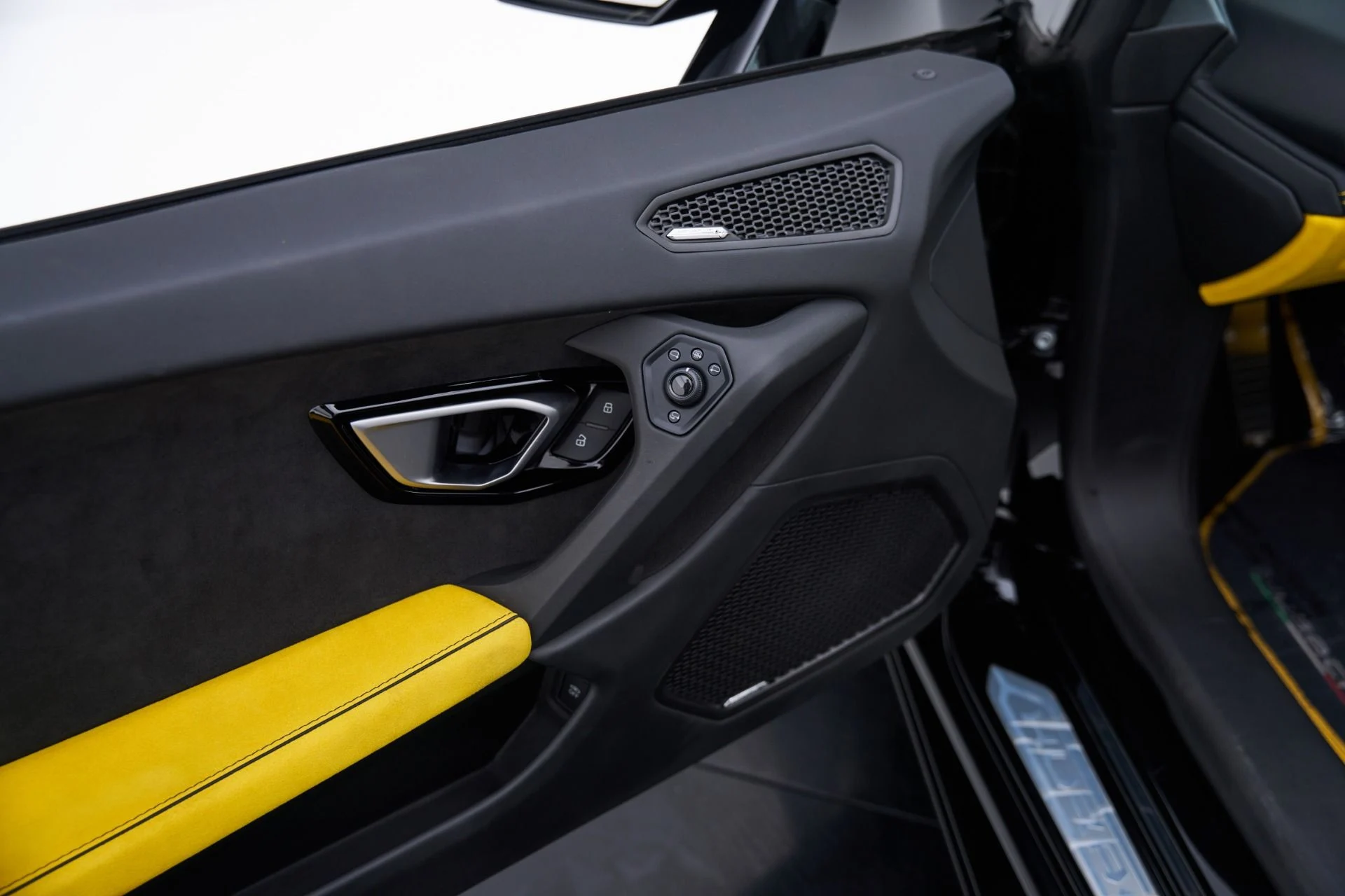 mph046_2963775598_Used_2024_Lamborghini_Huracan_1793135591_88d075ba97