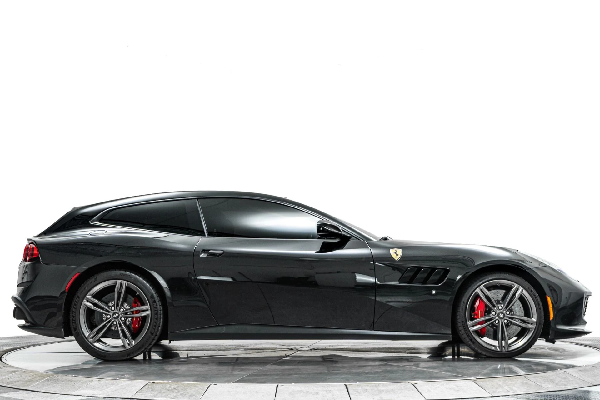 mph046_3017631136_Used_2019_Ferrari_GTC_4_Lusso_1790632614_1ab3964f5c