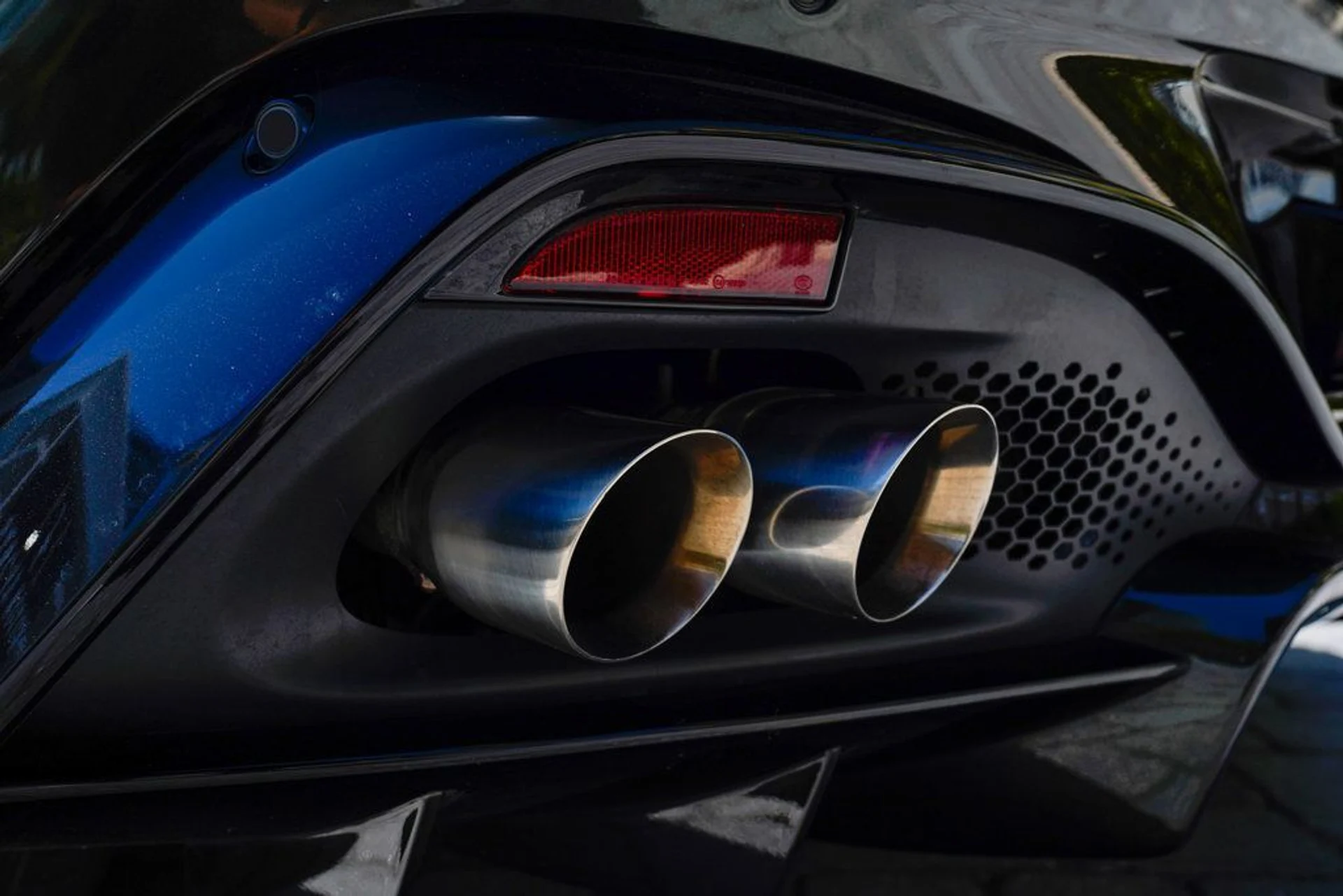 mph046_319613244_used_2021_aston_martin_vantage_coupemanual_14354_22900621_47_1024_caf52aa39c