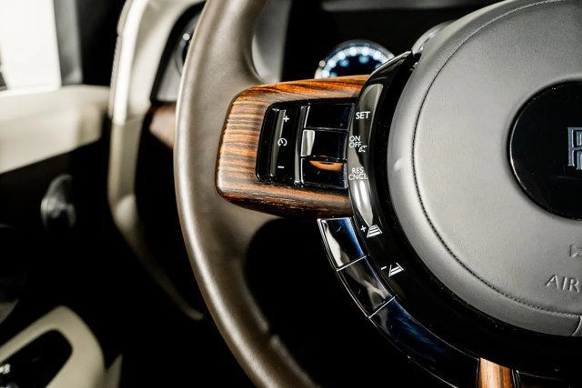 mph046_320606287_z4_P_En_Wmm_K9_Gc_Y_Fw_Fn7_GEU_Jj3_NOE_caf547956a