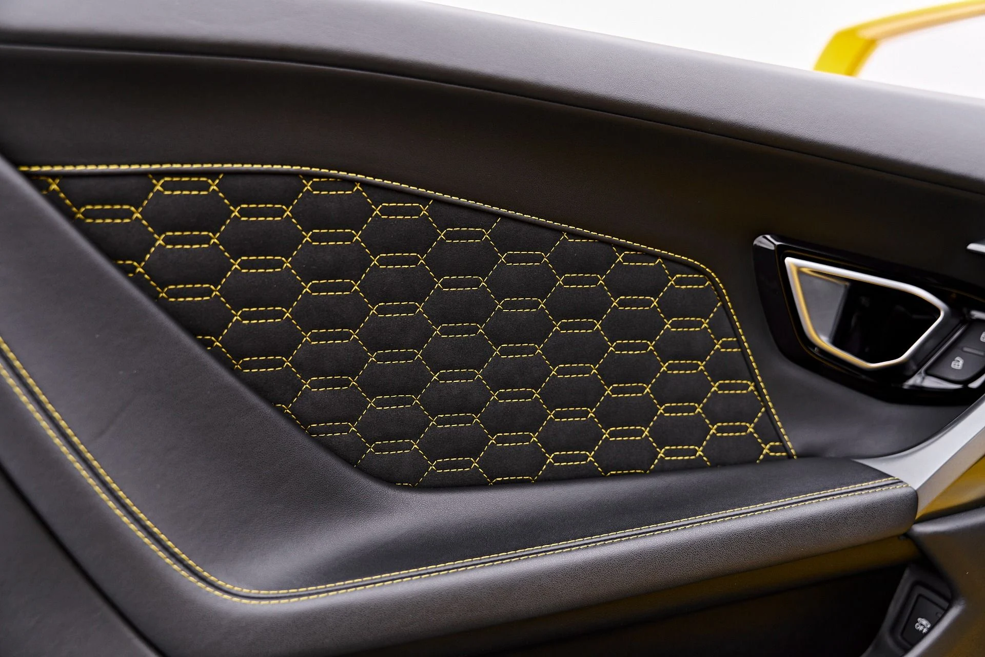 mph046_3275733422_Used_2022_Lamborghini_Huracan_EVO_Base_1787357875_95206bf46b