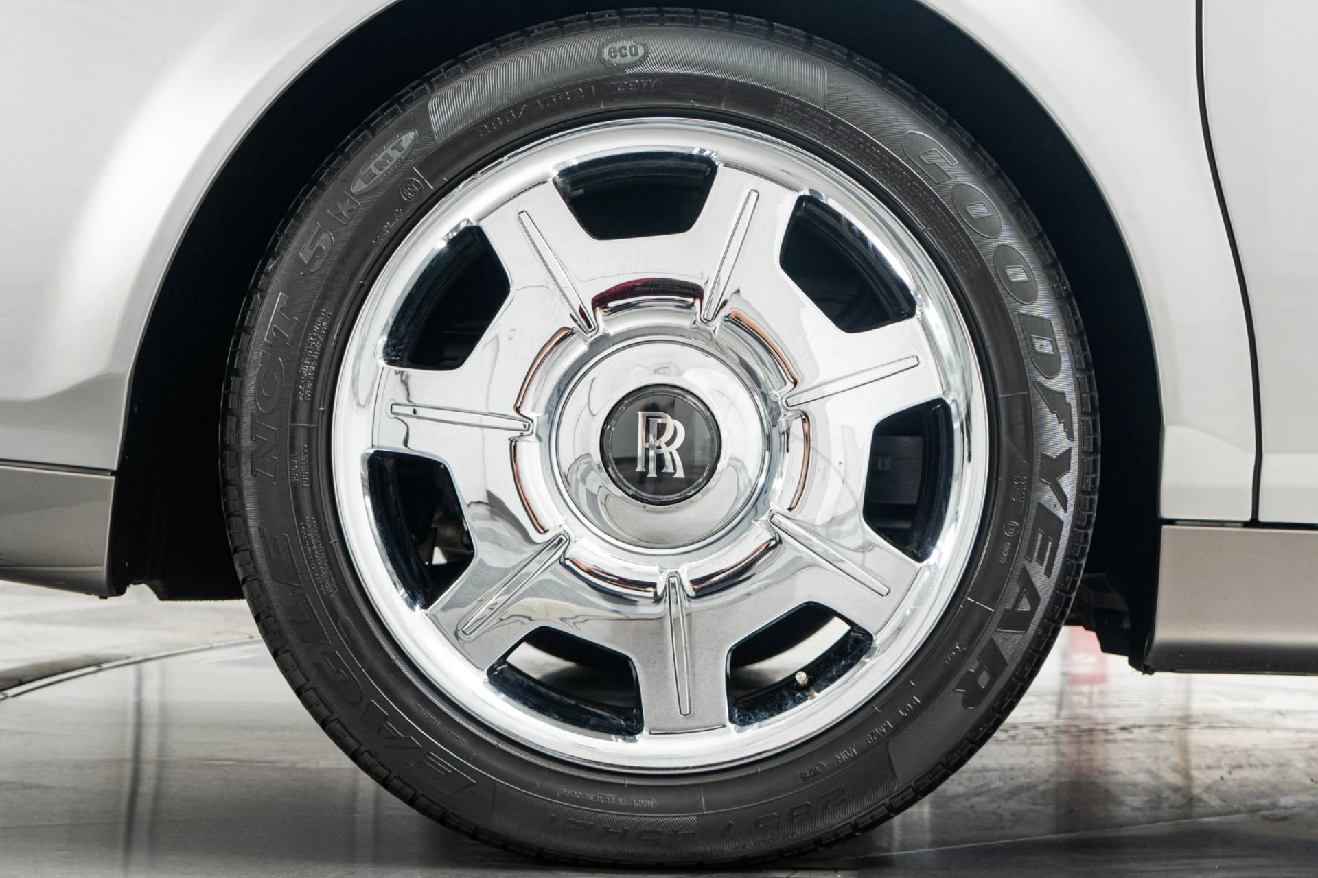 mph046_3358074564_Used_2007_Rolls_Royce_Phantom_Two_Tone_Exterior_and_Interior_Chromed_Wheels_1782334657_2ebb0b1b71
