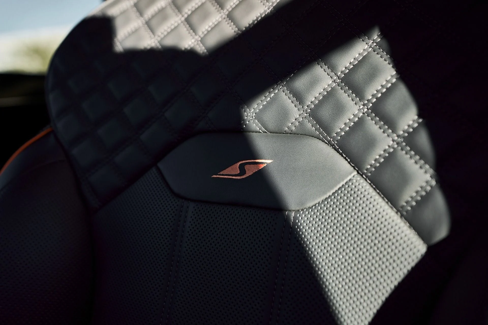 mph046_3381680155_Used_2025_Bentley_Bentayga_S_Black_Edition_1764904228_ab1b877f1c