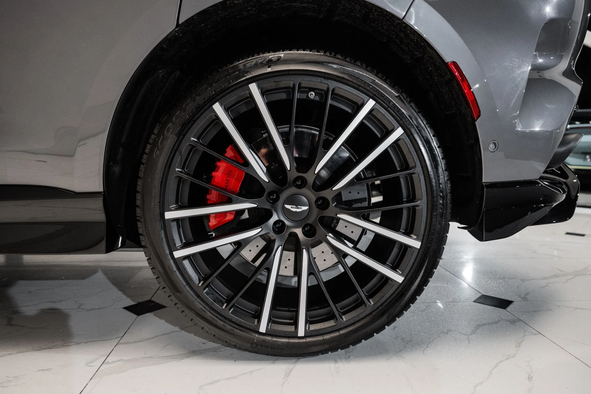 mph046_338593205_Used_2025_Aston_Martin_DBX_707_1734711890_c2b1aa10c7