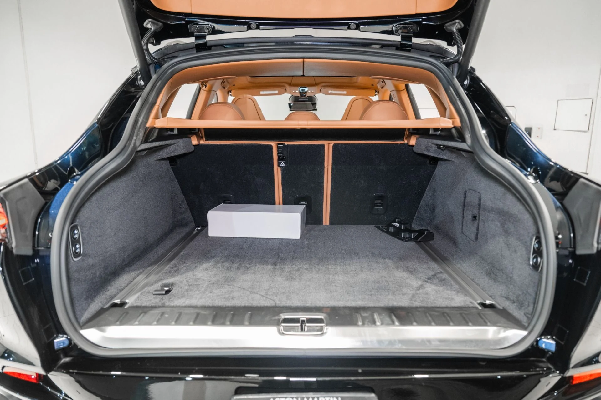 mph046_3436568014_New_2026_Aston_Martin_DBX_707_1765214112_719a363191