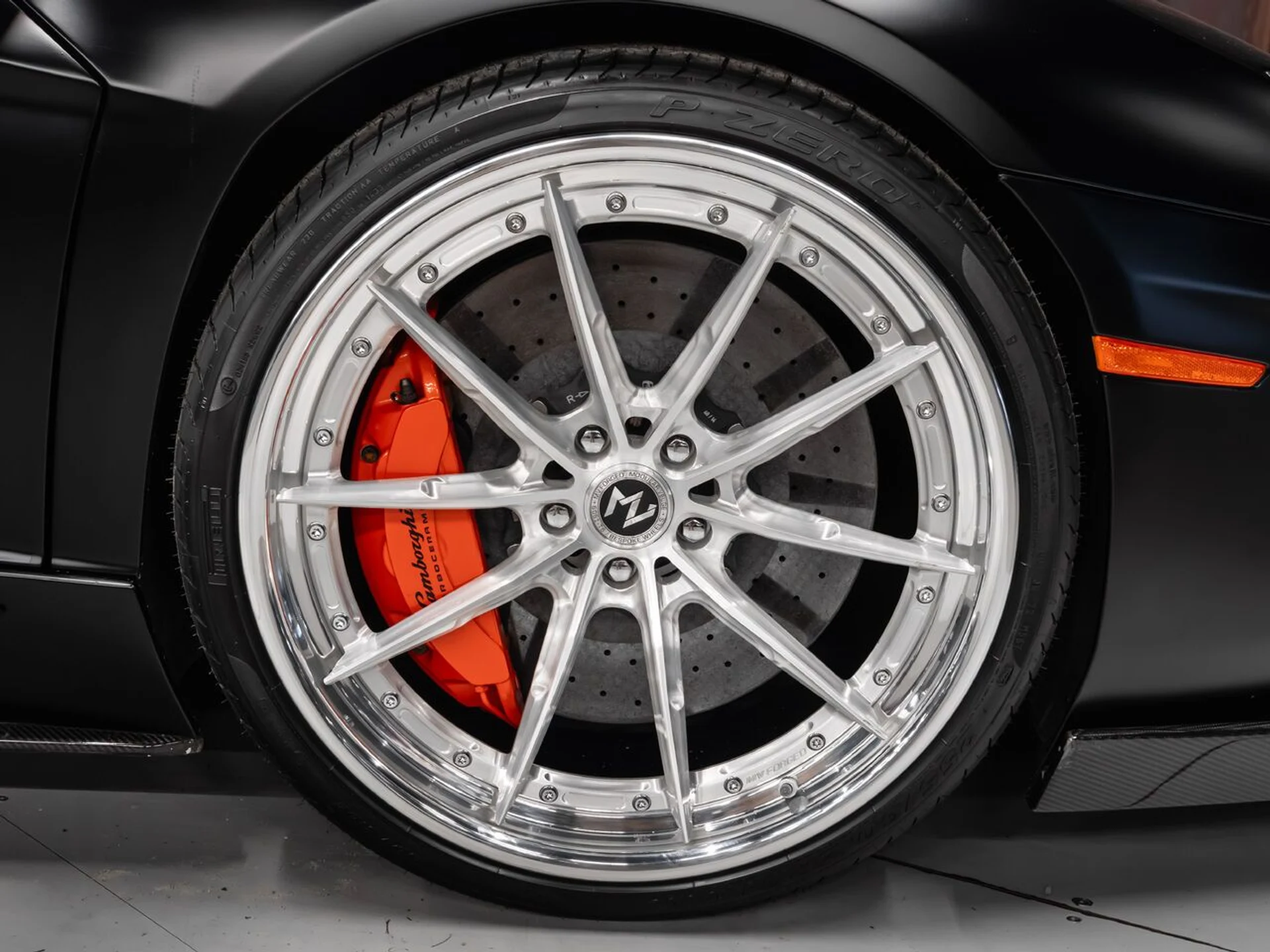 mph046_34509806_lamborghini_aventador_2015_d4114bec3b
