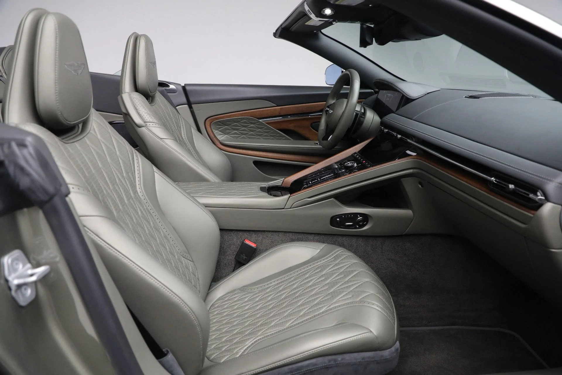 mph046_3467810056_Used_2024_Aston_Martin_DB_12_Volante_c56fe75f7d