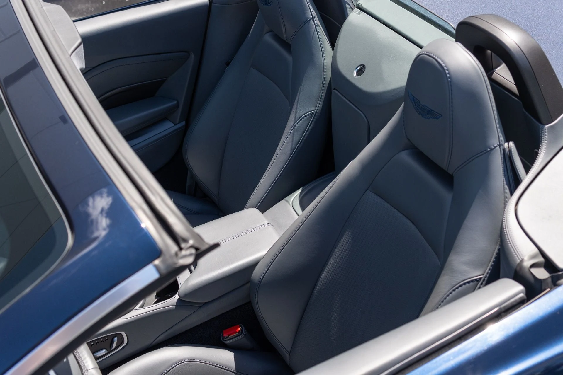 mph046_3476989826_Used_2021_Aston_Martin_Vantage_1774065804_8df78460db