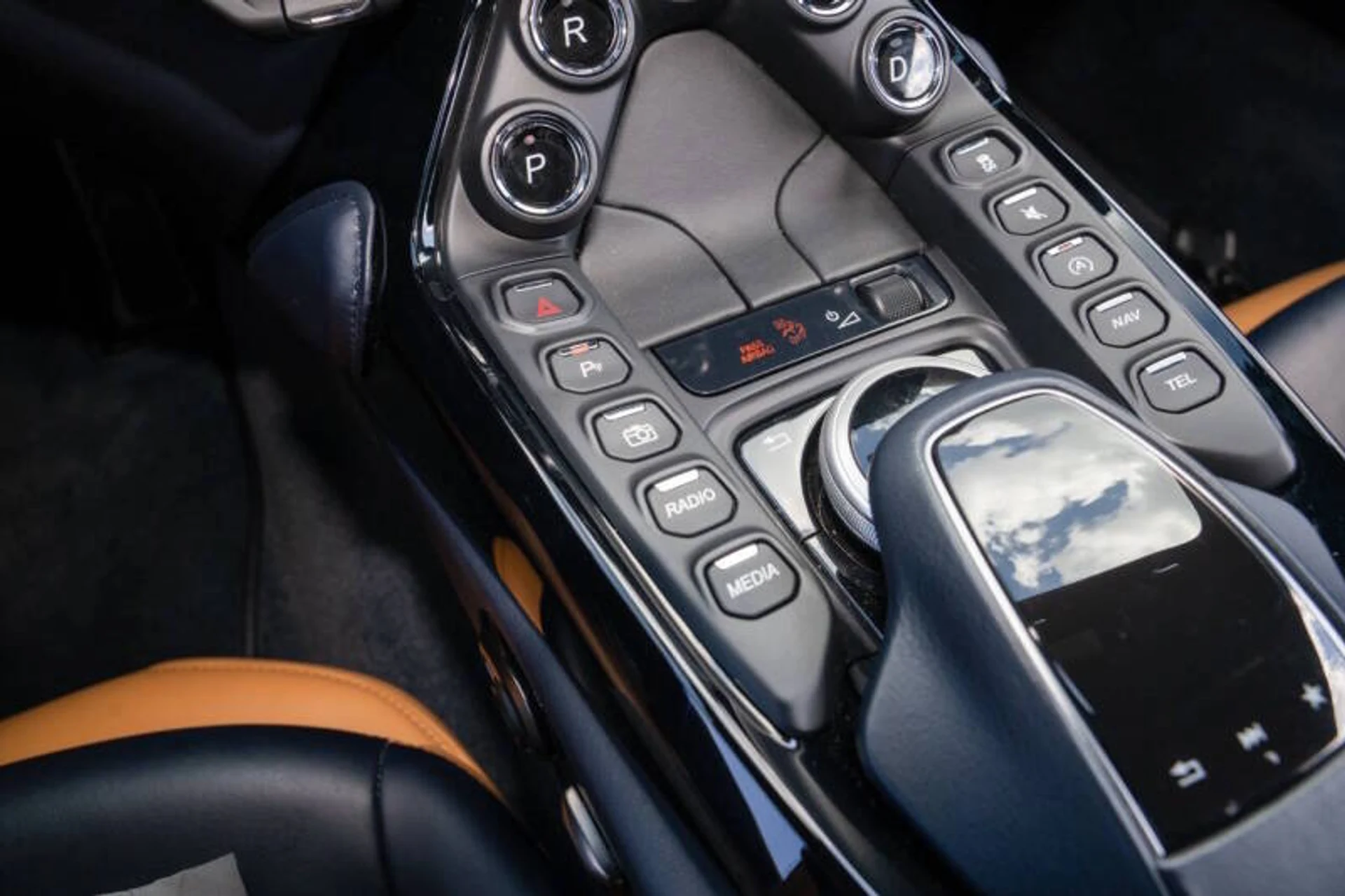 mph046_3589700910_2020_aston_martin_vantage_base_2dr_coupe_03756dc4b1