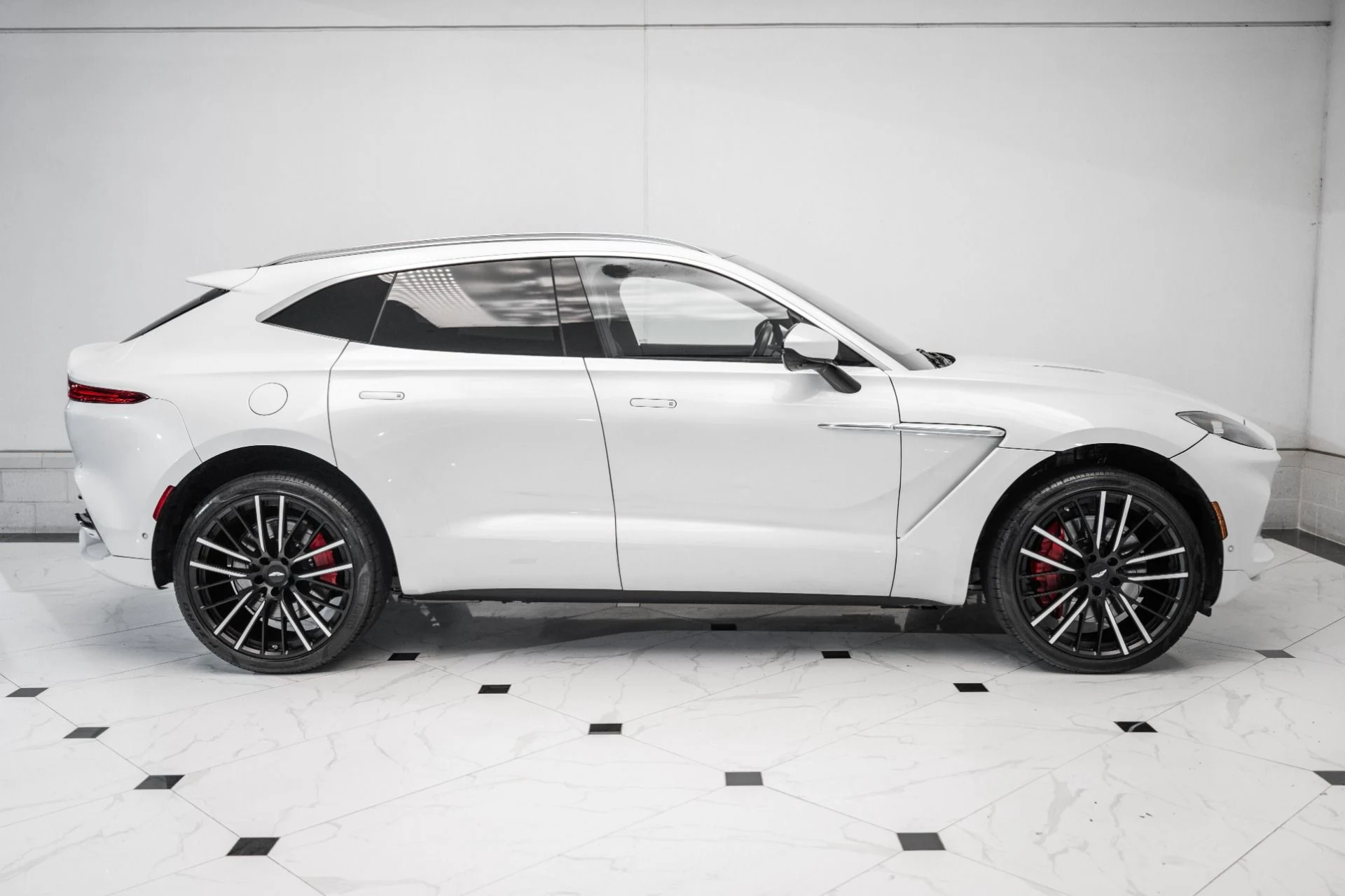 mph046_3641209262_Used_2023_Aston_Martin_DBX_1759420185_14cd14eb17