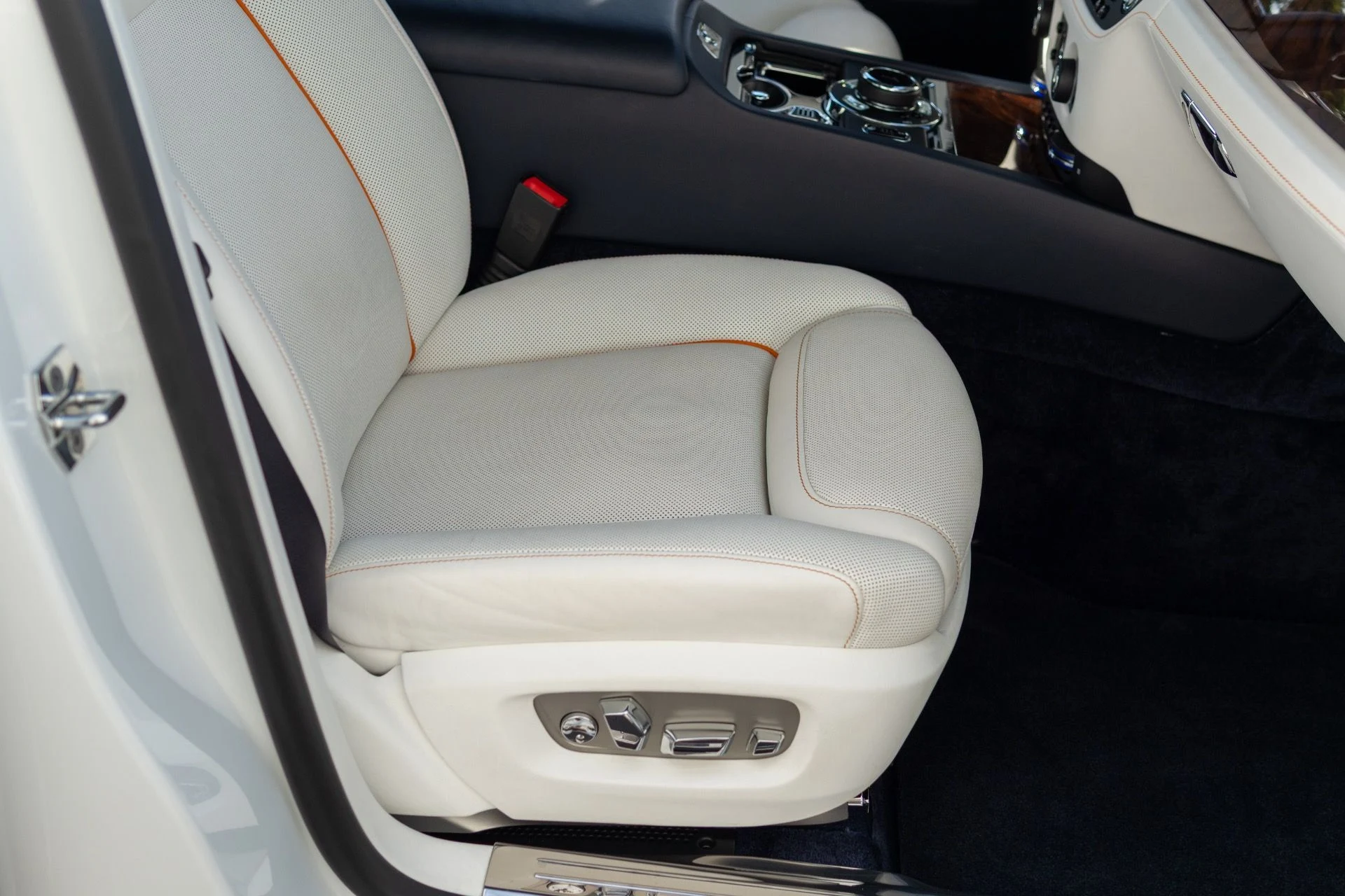 mph046_3730555906_Used_2018_Rolls_Royce_Ghost_1765824060_7ad1b76a1c