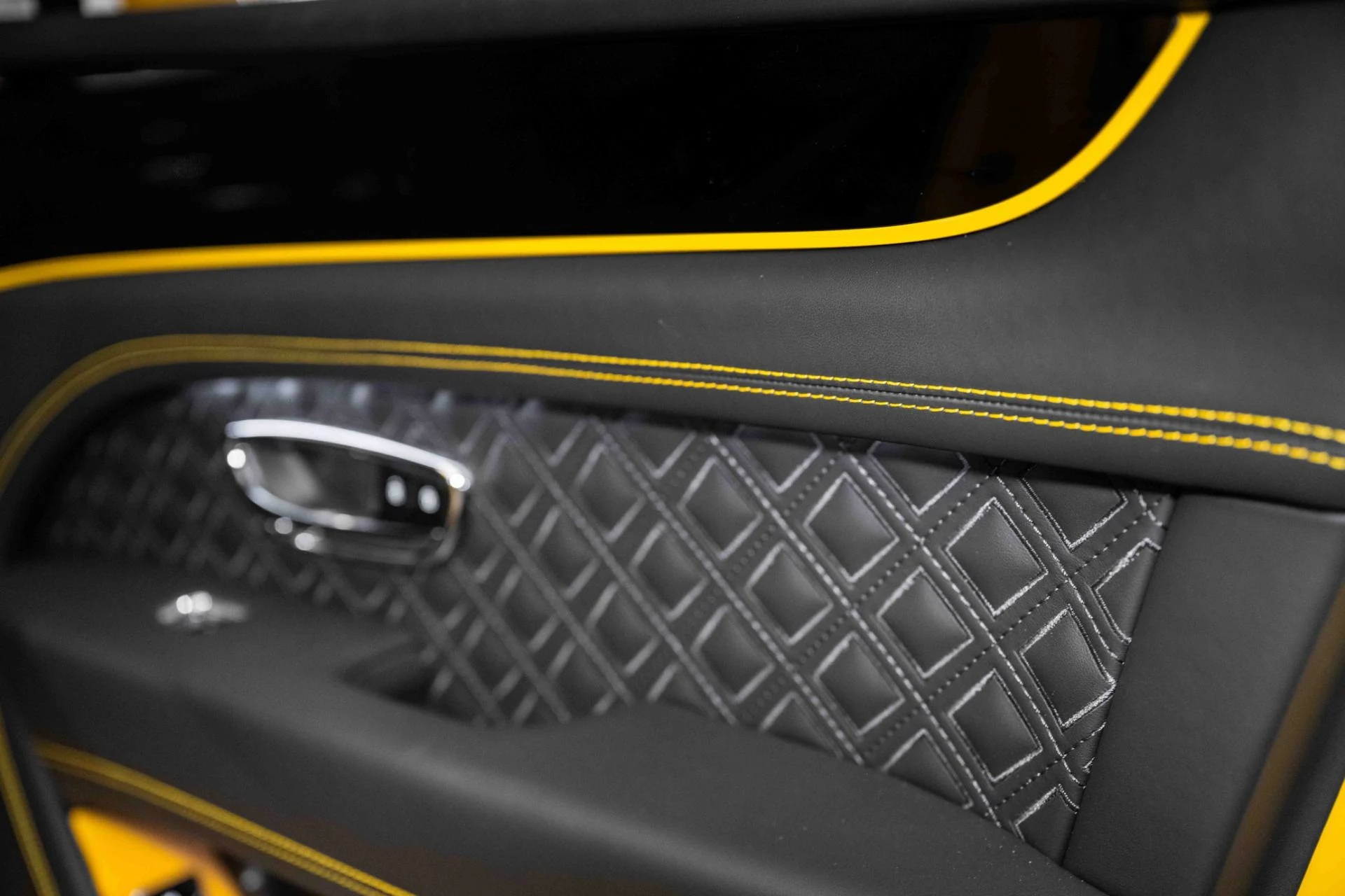 mph046_374153870_New_2024_Bentley_Bentayga_Azure_V8_1721581484_23d2f7faf5