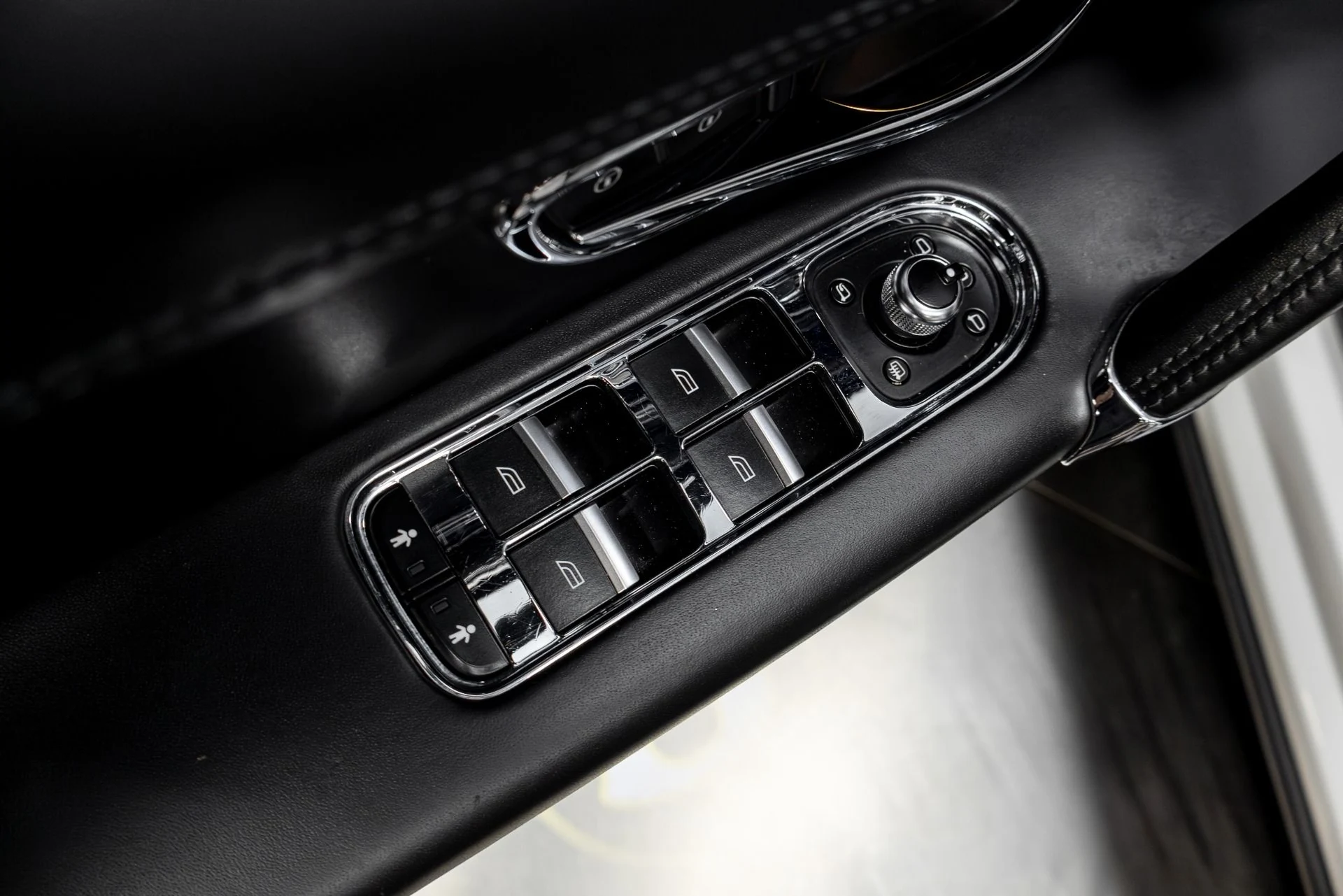 mph046_3749011046_Used_2020_Bentley_Bentayga_V8_1770245140_aa61086d4b