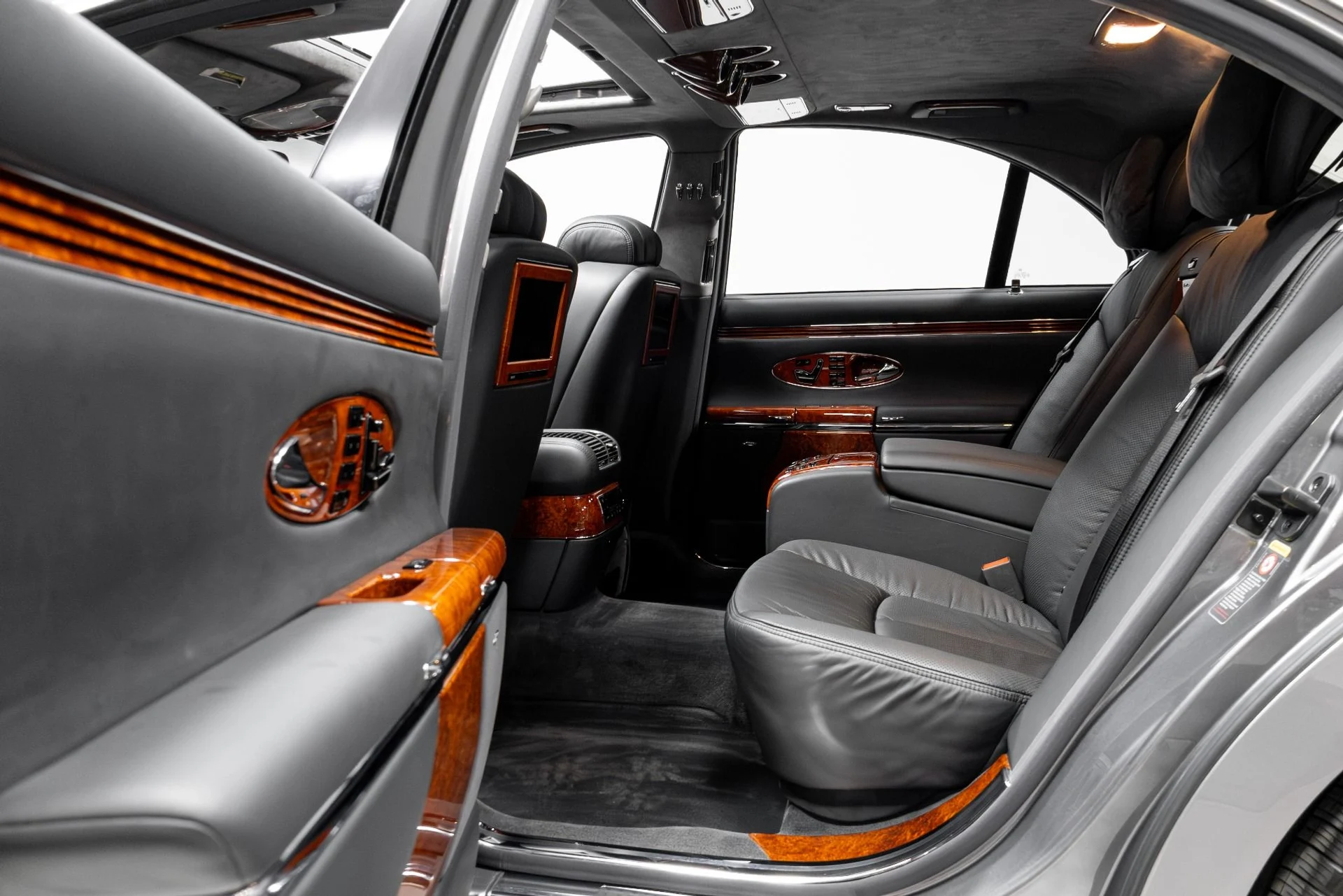 mph046_3794207987_Used_2004_Maybach_57_1769486757_1474a47dd1