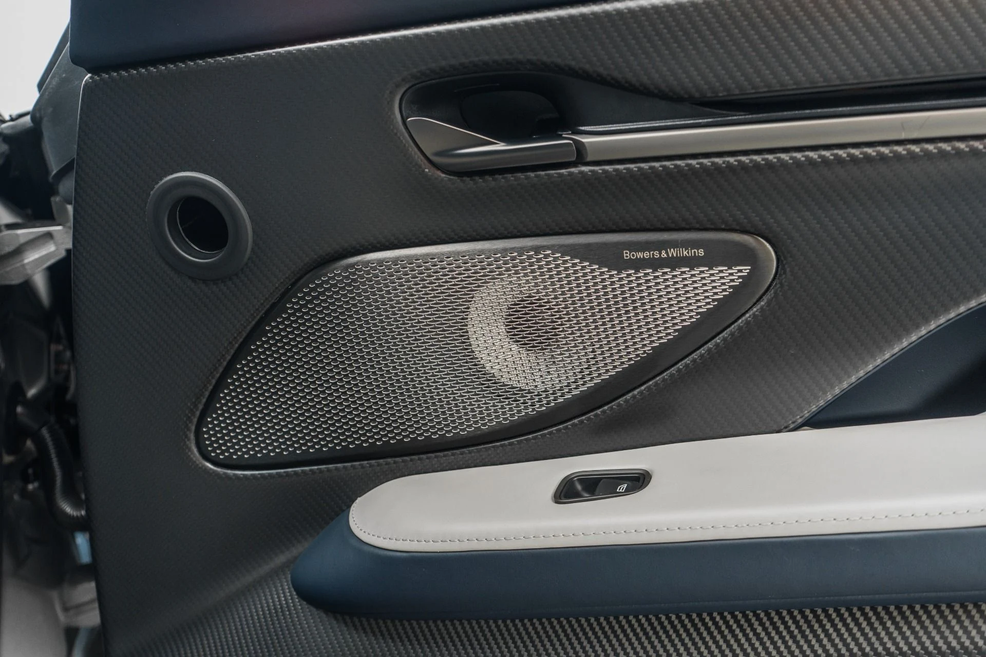 mph046_3871085480_Used_2025_Aston_Martin_Vanquish_552_K_MSRP_Titanium_Exhaust_Interior_Carbon_Pack_1772219889_144c0262c5