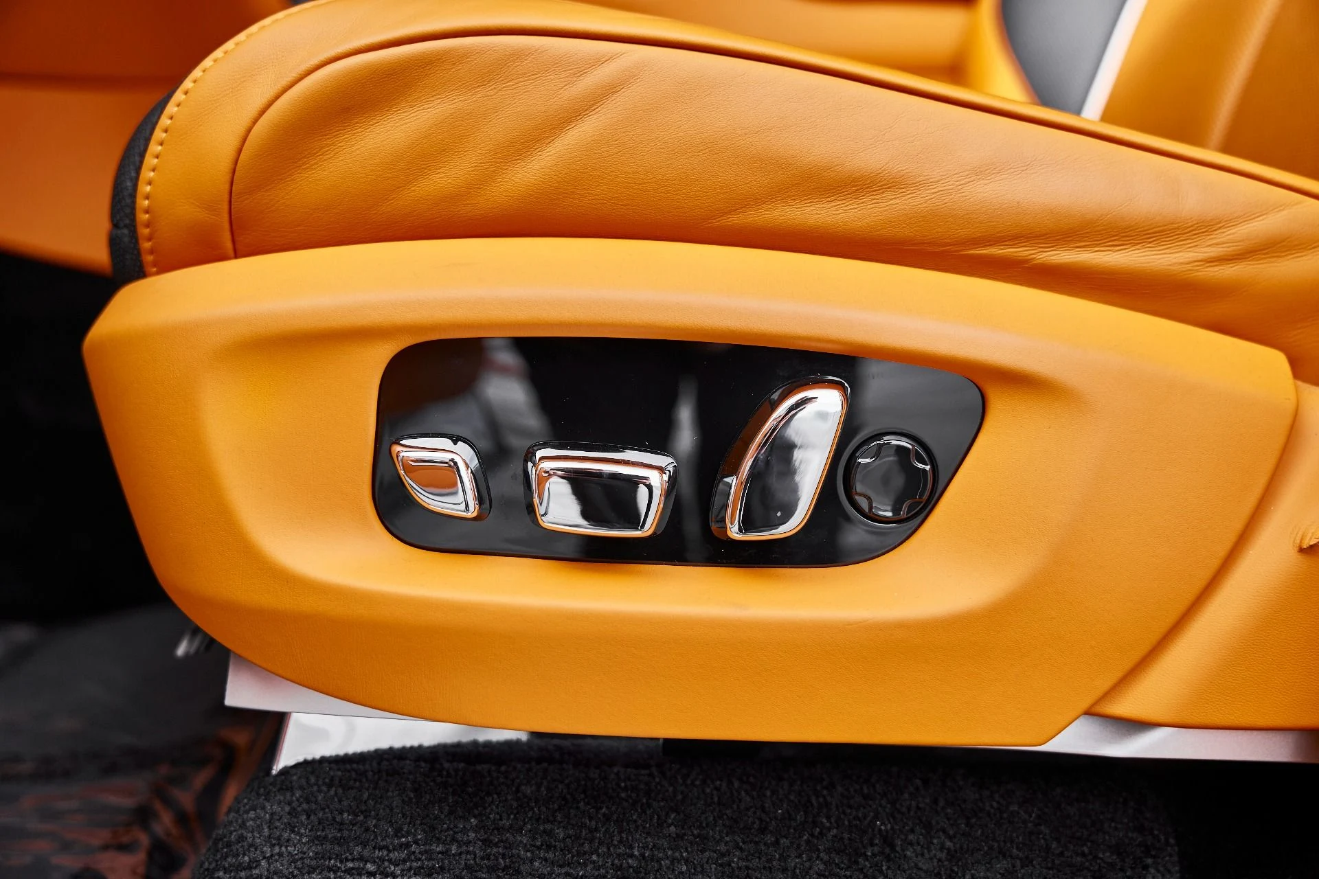 mph046_3921170315_Used_2025_Rolls_Royce_Cullinan_Base_1770950912_1eb485e97e