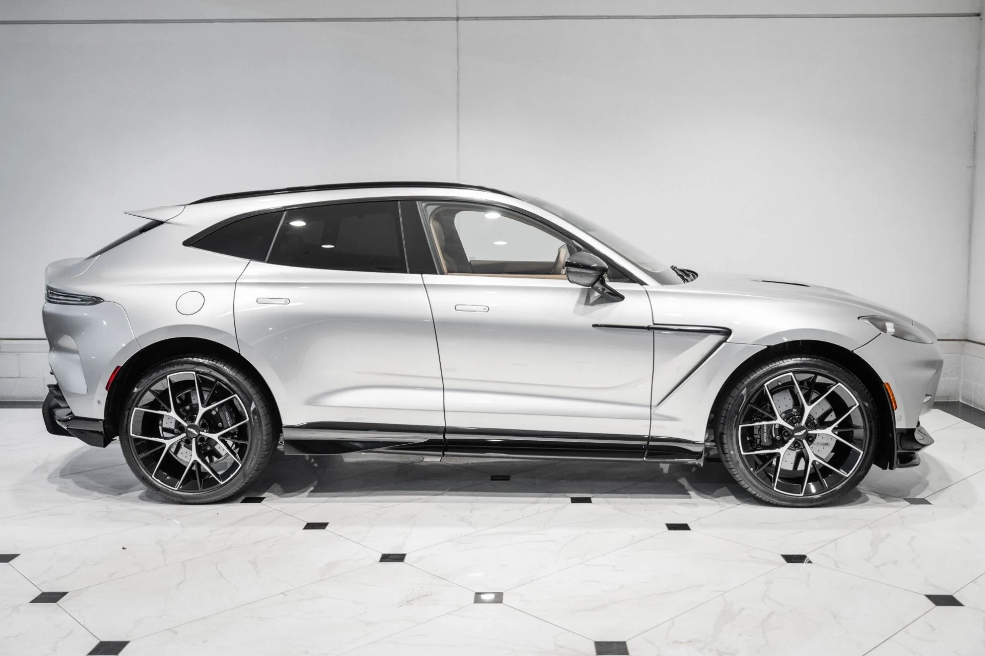 mph046_3979541146_New_2026_Aston_Martin_DBX_707_1786372165_91e233bc8b