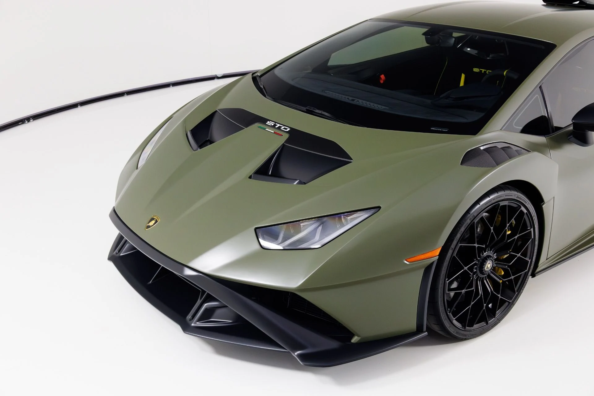 mph046_3987663592_Used_2022_Lamborghini_Huracan_STO_1770056122_7da9cbf9d1