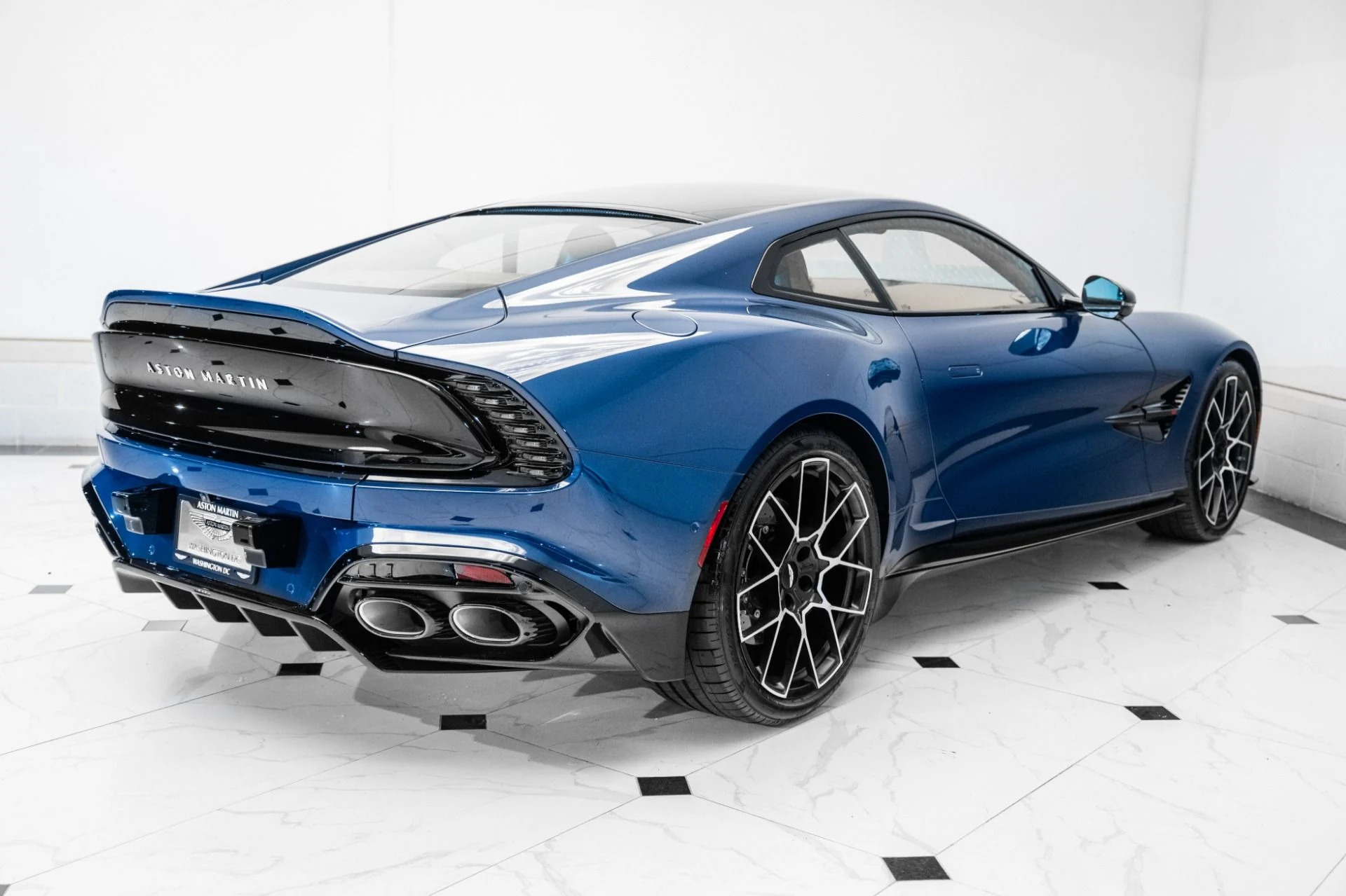 mph046_4031474707_Used_2025_Aston_Martin_Vanquish_1751745767_d3d3e2d297