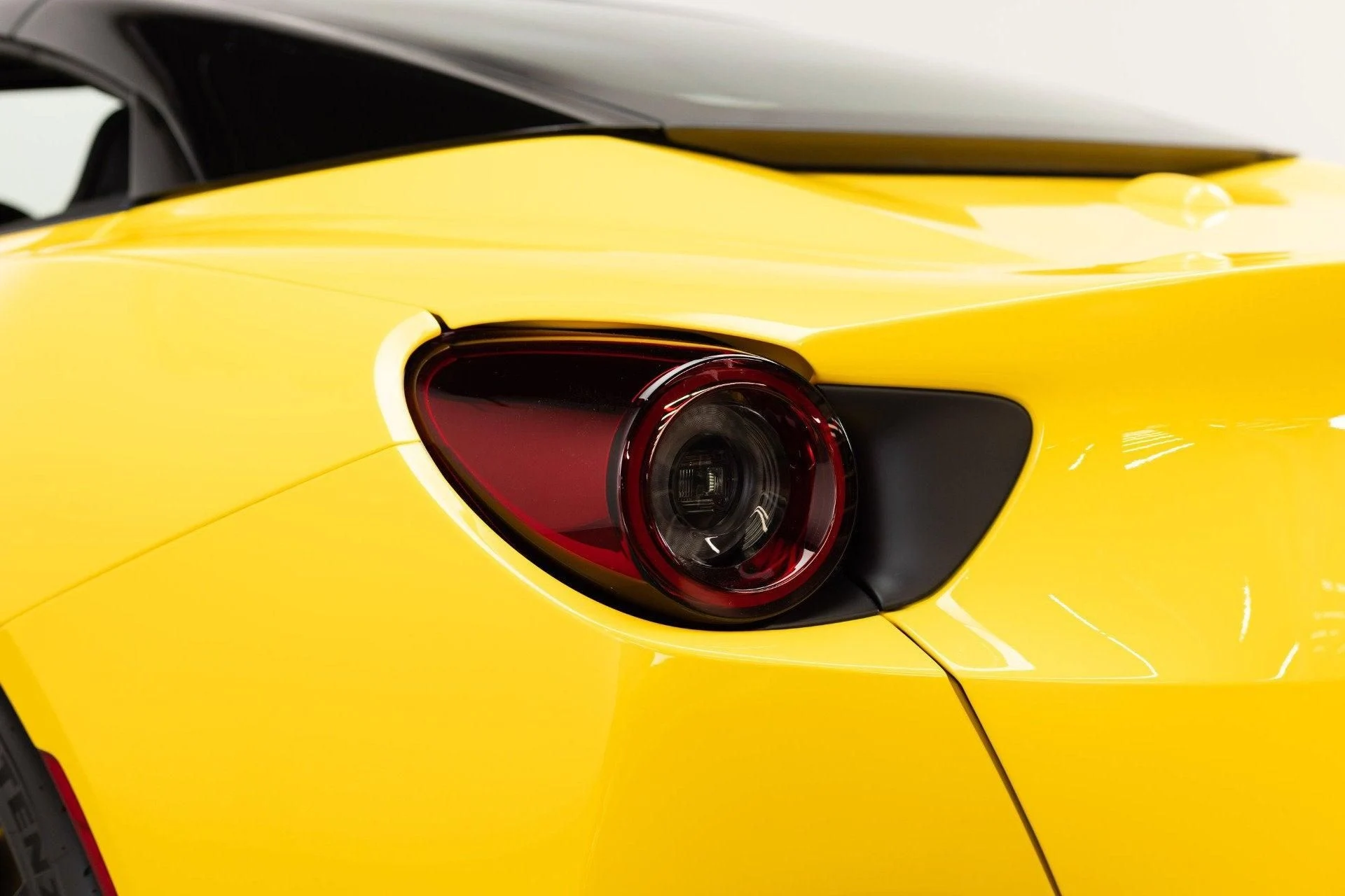 mph046_4077776486_Used_2020_Ferrari_Portofino_1777367927_8cc5475146