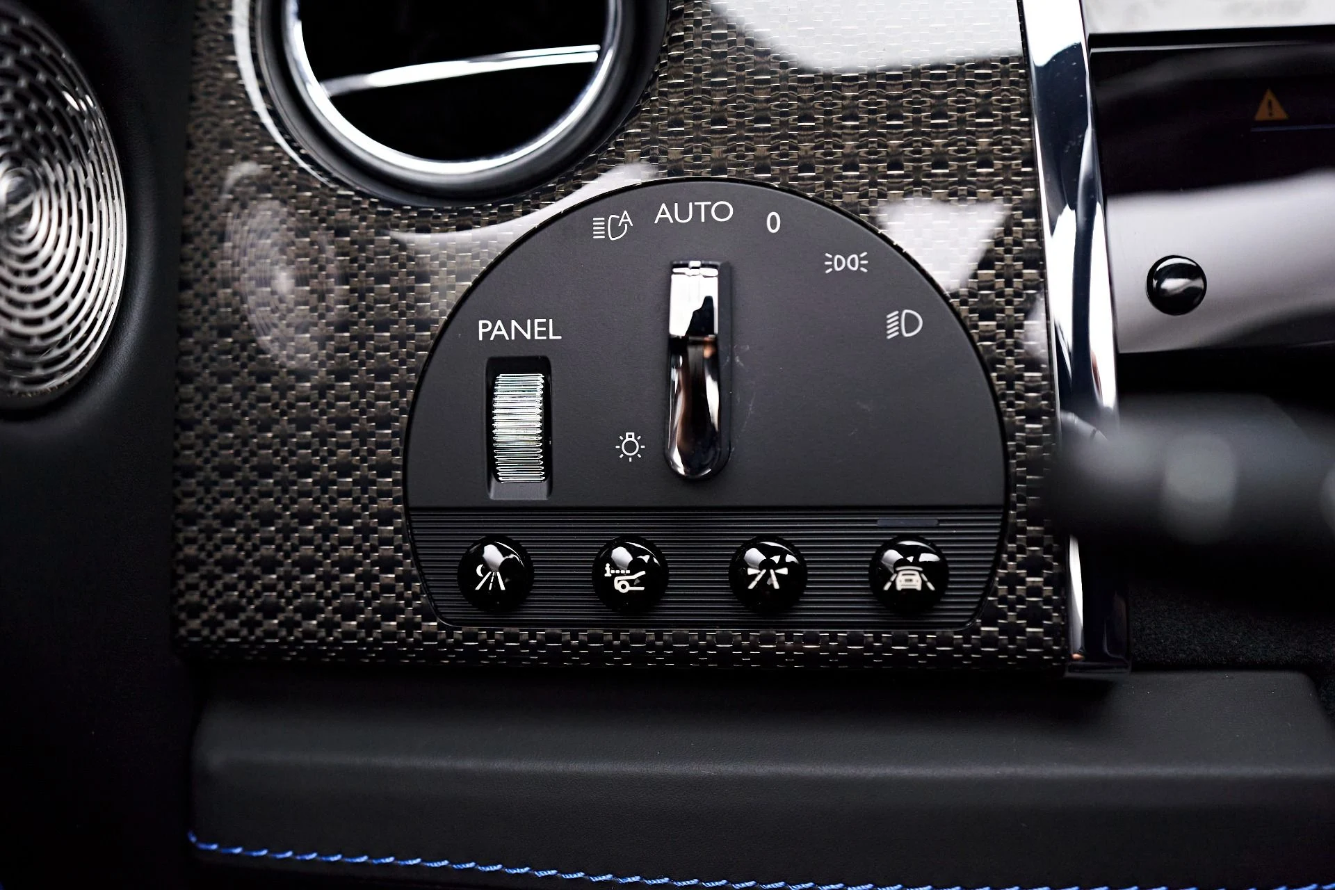 mph046_4276947048_Used_2018_Rolls_Royce_Dawn_Base_1712097649_b5a86ceb34