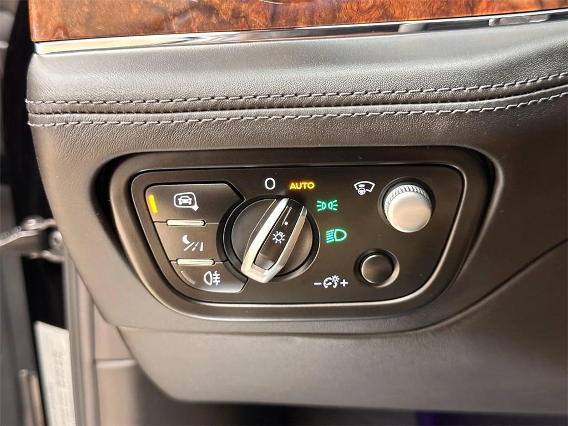 mph046_4292670981_Used_2021_Bentley_Bentayga_V8_1715724624_0dea3af54c