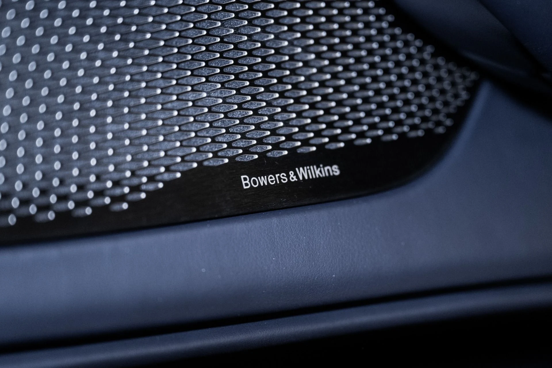 mph046_451473563_Used_2025_Aston_Martin_DBX_707_1754709382_930c019e71