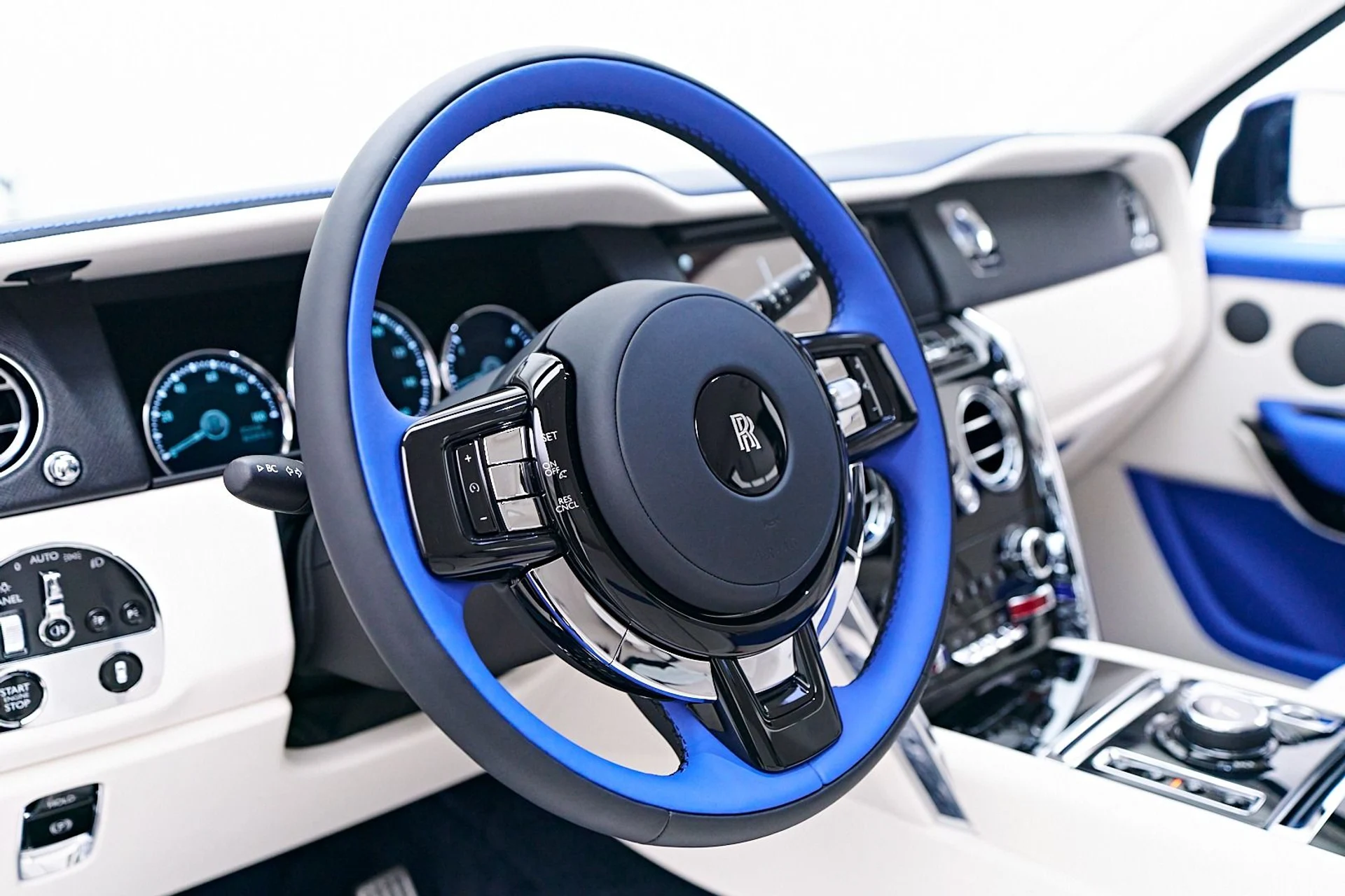 mph046_5068095_Used_2023_Rolls_Royce_Cullinan_Base_1745954360_3d603da793