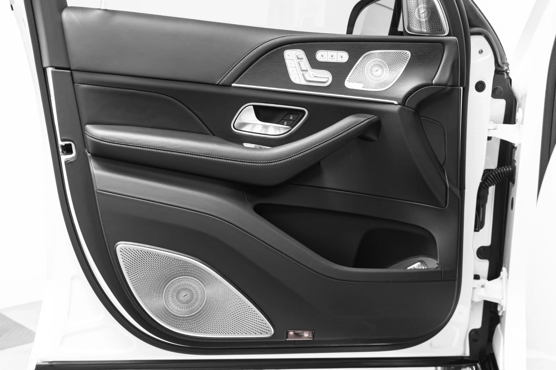 mph046_529906387_Used_2024_Mercedes_Benz_Maybach_GLS_600_4_MATIC_4_Seat_Configuration_Rear_Seat_Entertainment_1776281488_1ee27fbe96