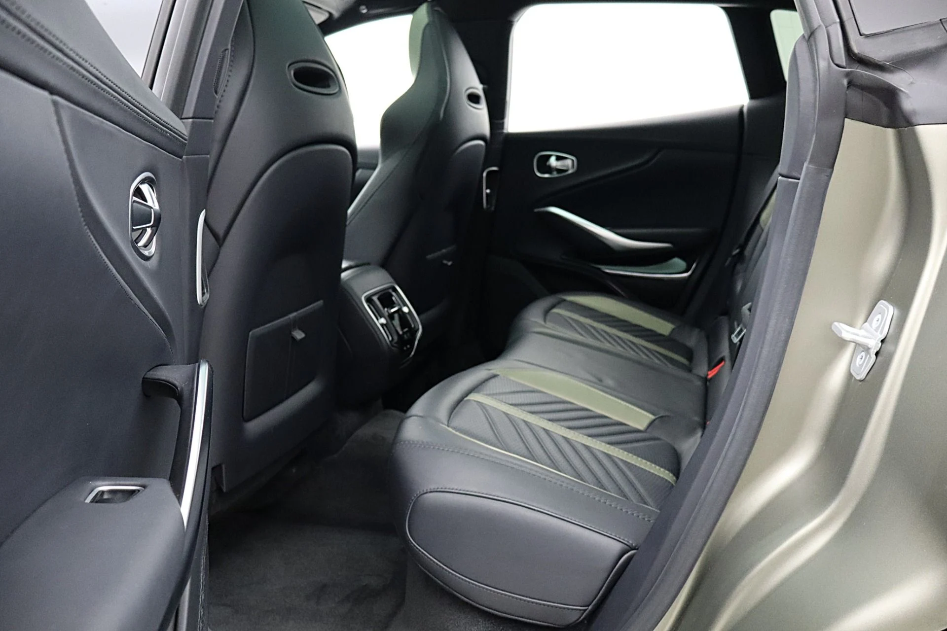 mph046_53868365_Used_2023_Aston_Martin_DBX_707_9ce817f8a8