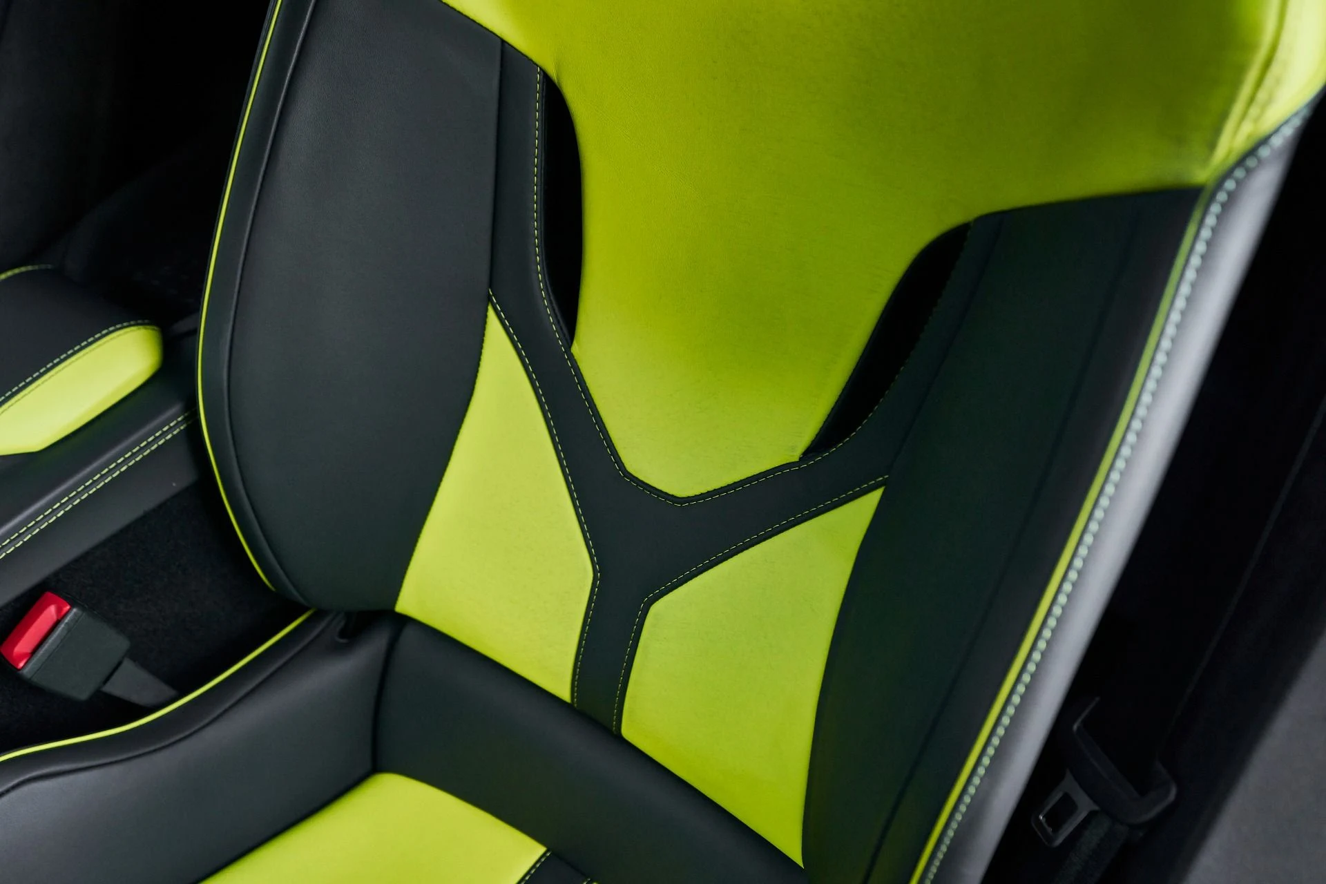 mph046_64204358_Used_2024_Lamborghini_Revuelto_1763604755_5a322dfe51