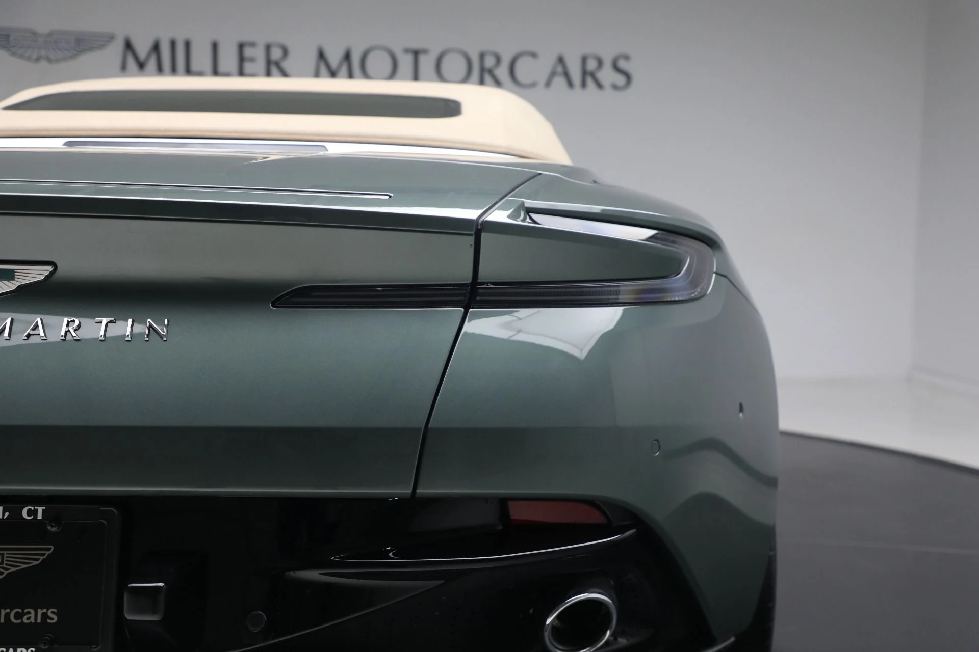mph046_792952992_New_2025_Aston_Martin_DB_12_Volante_895d3c1769