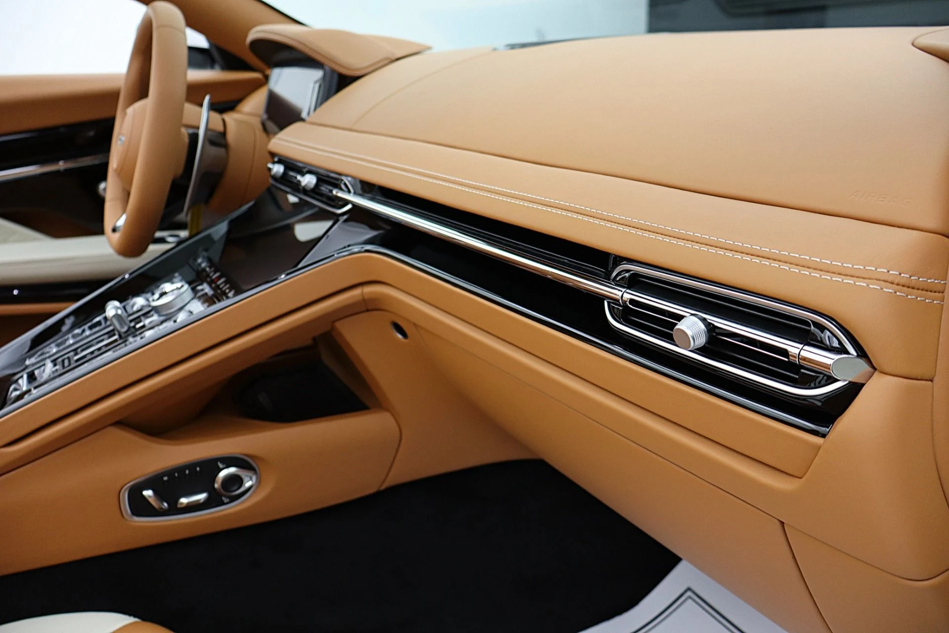 mph046_7959704_New_2026_Aston_Martin_DB_12_Volante_032a8513ca