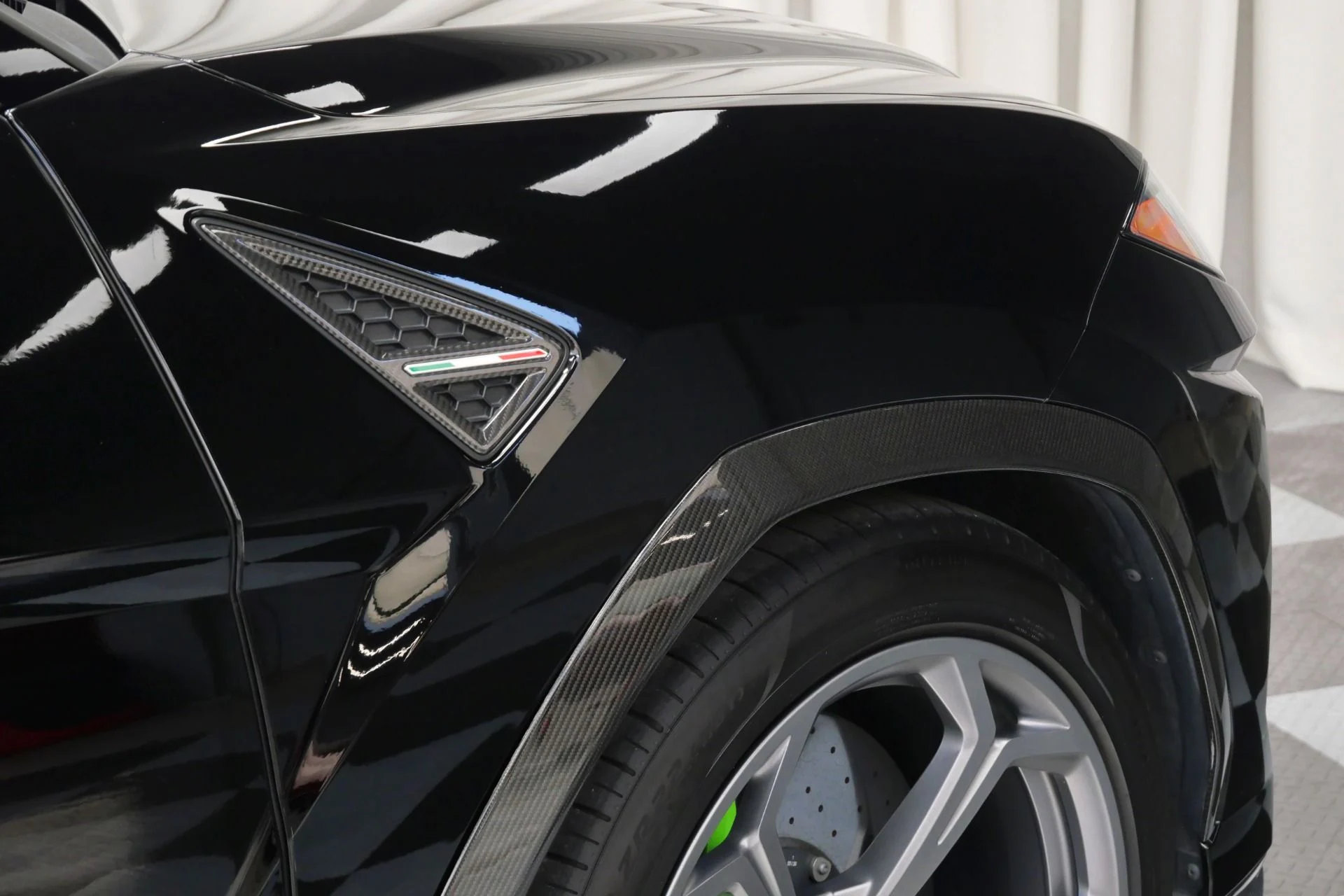 mph047_1039860336_Used_2022_Lamborghini_Urus_1761576878_887bd76a77