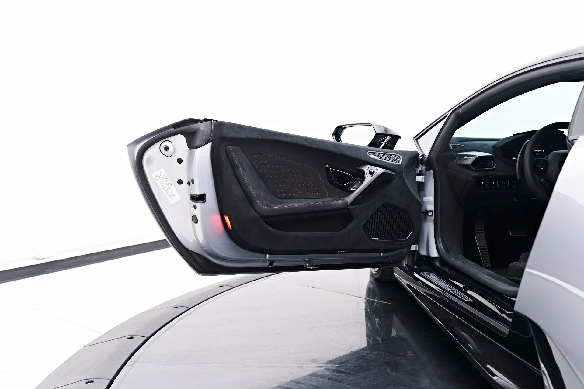 mph047_1049001778_Used_2018_Lamborghini_Huracan_Performante_1761069187_417ebcff49