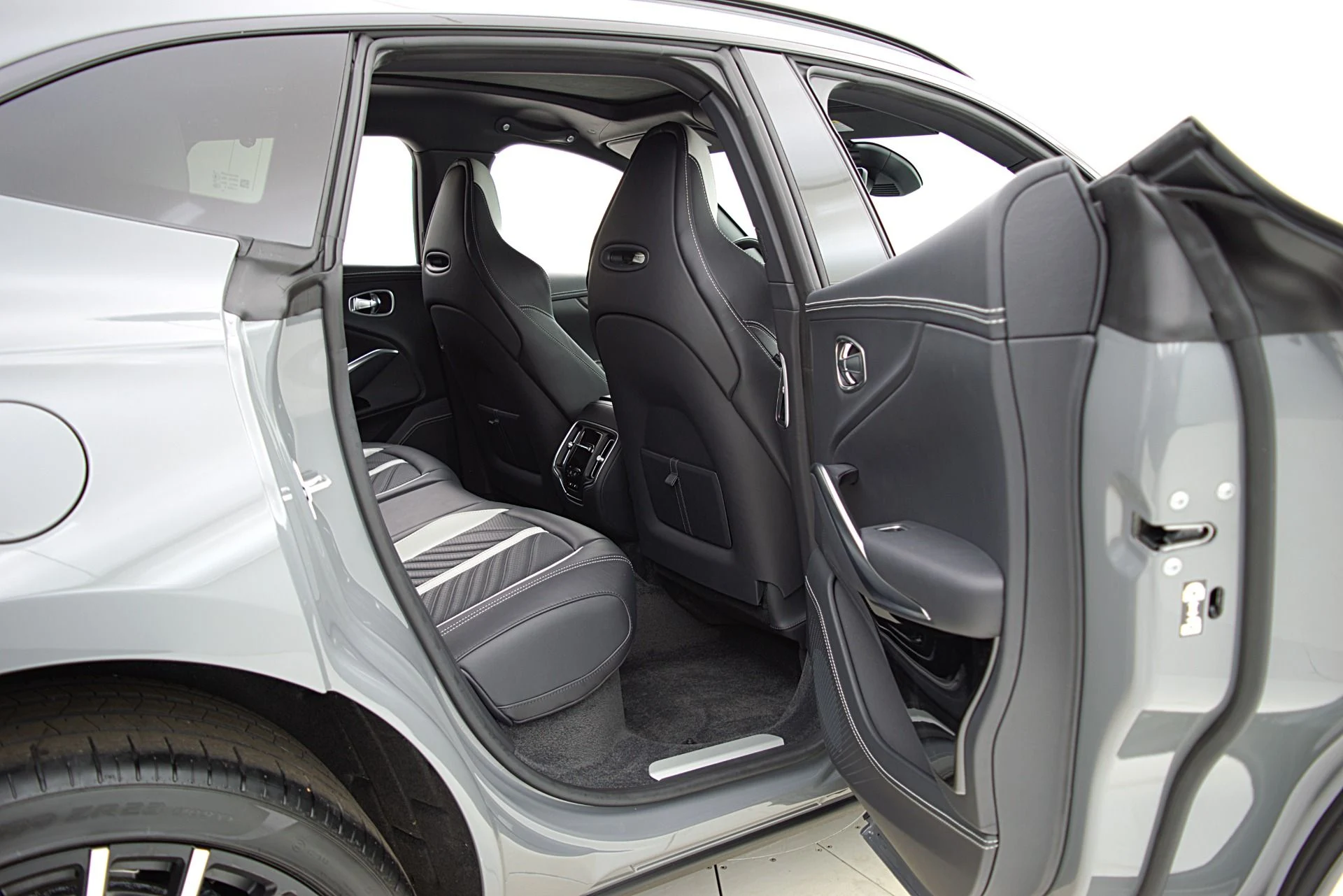 mph047_1050365158_Used_2023_Aston_Martin_DBX_707_f6c442eb83