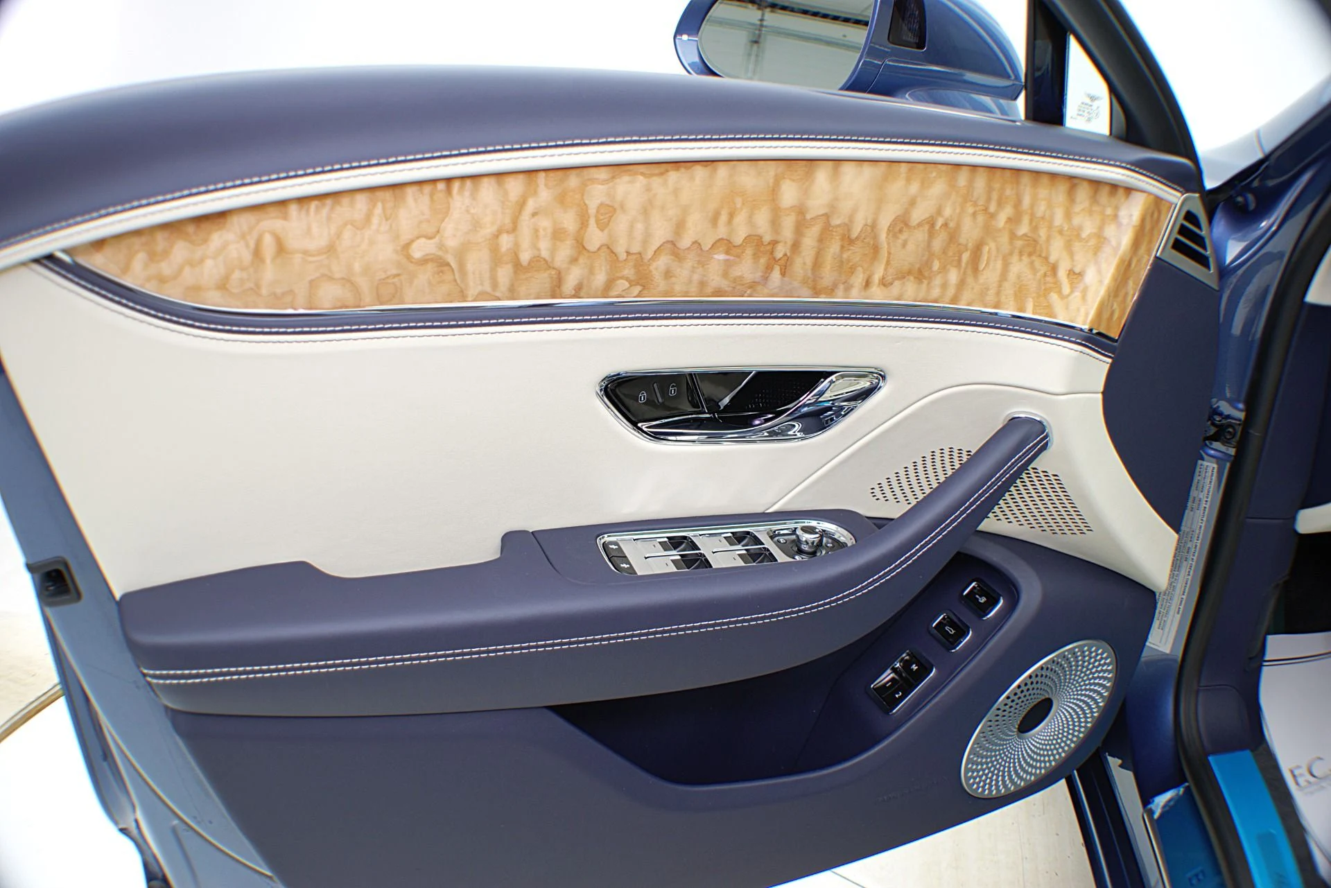 mph047_1123684811_Used_2022_Bentley_Flying_Spur_Hybrid_40e50d6ef6