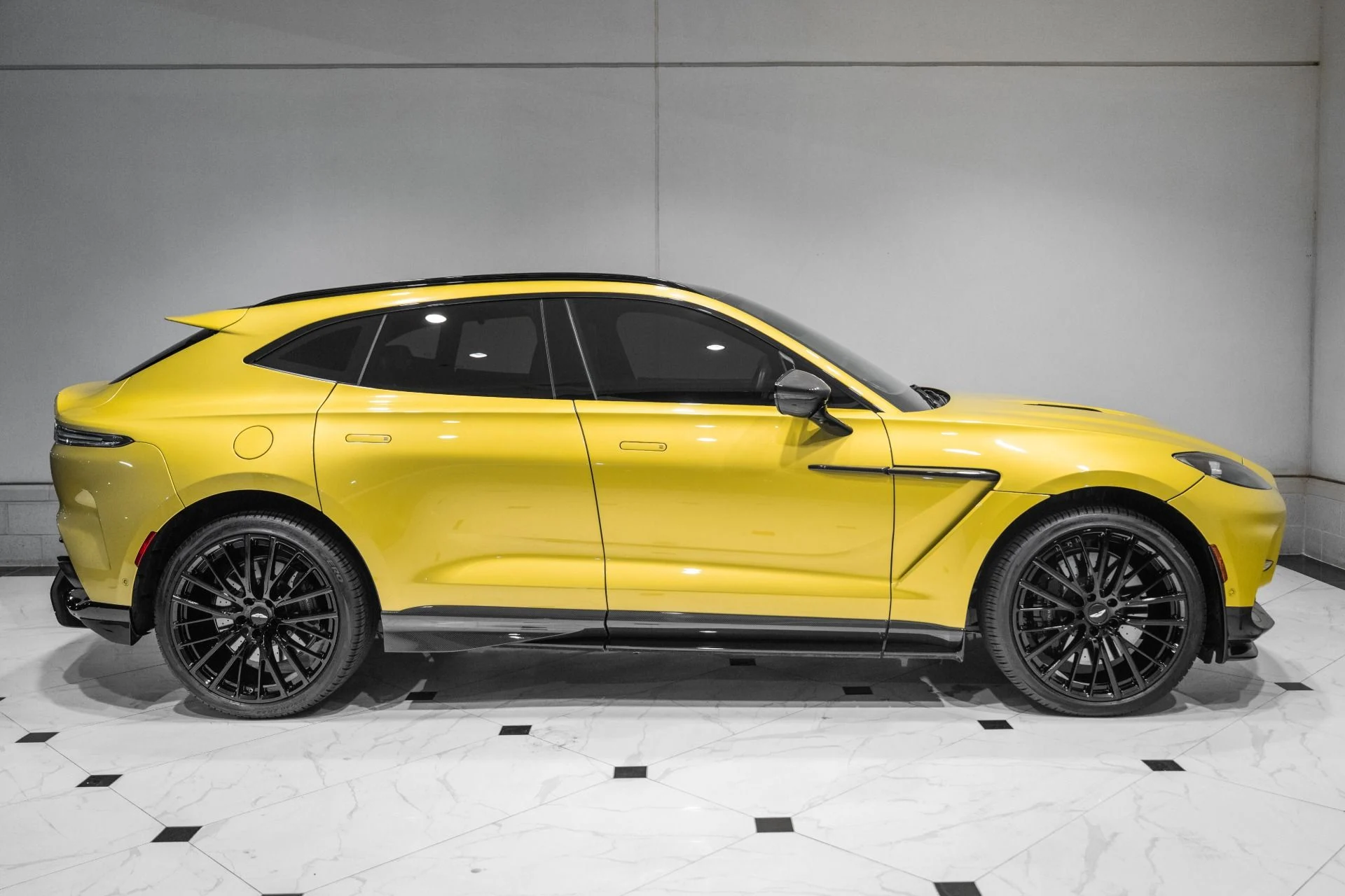 mph047_1136489029_Used_2025_Aston_Martin_DBX_707_1768581012_42572b21cd