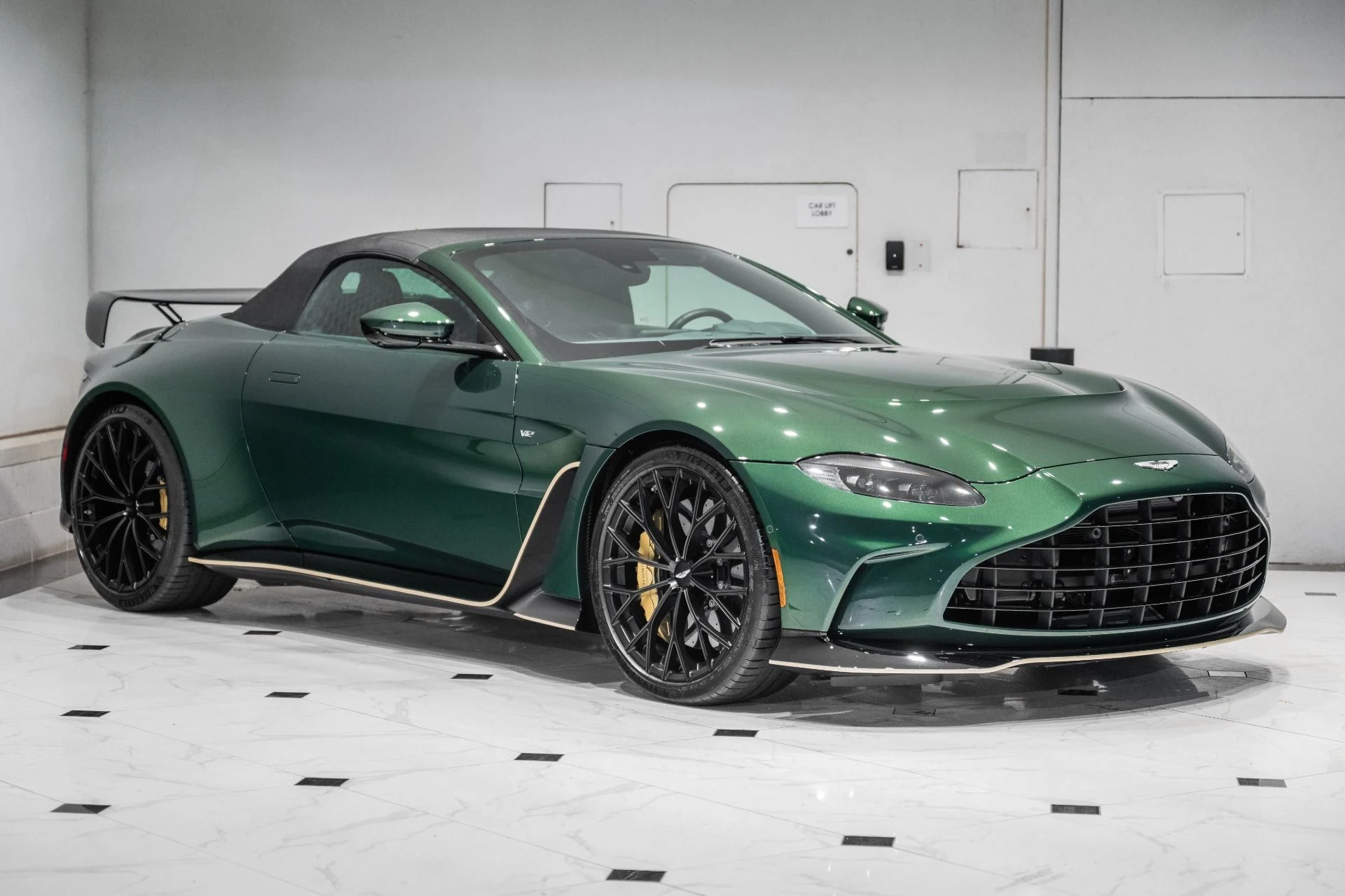 mph047_1144280712_Used_2023_Aston_Martin_Vantage_V12_1787759949_6dc54f246f